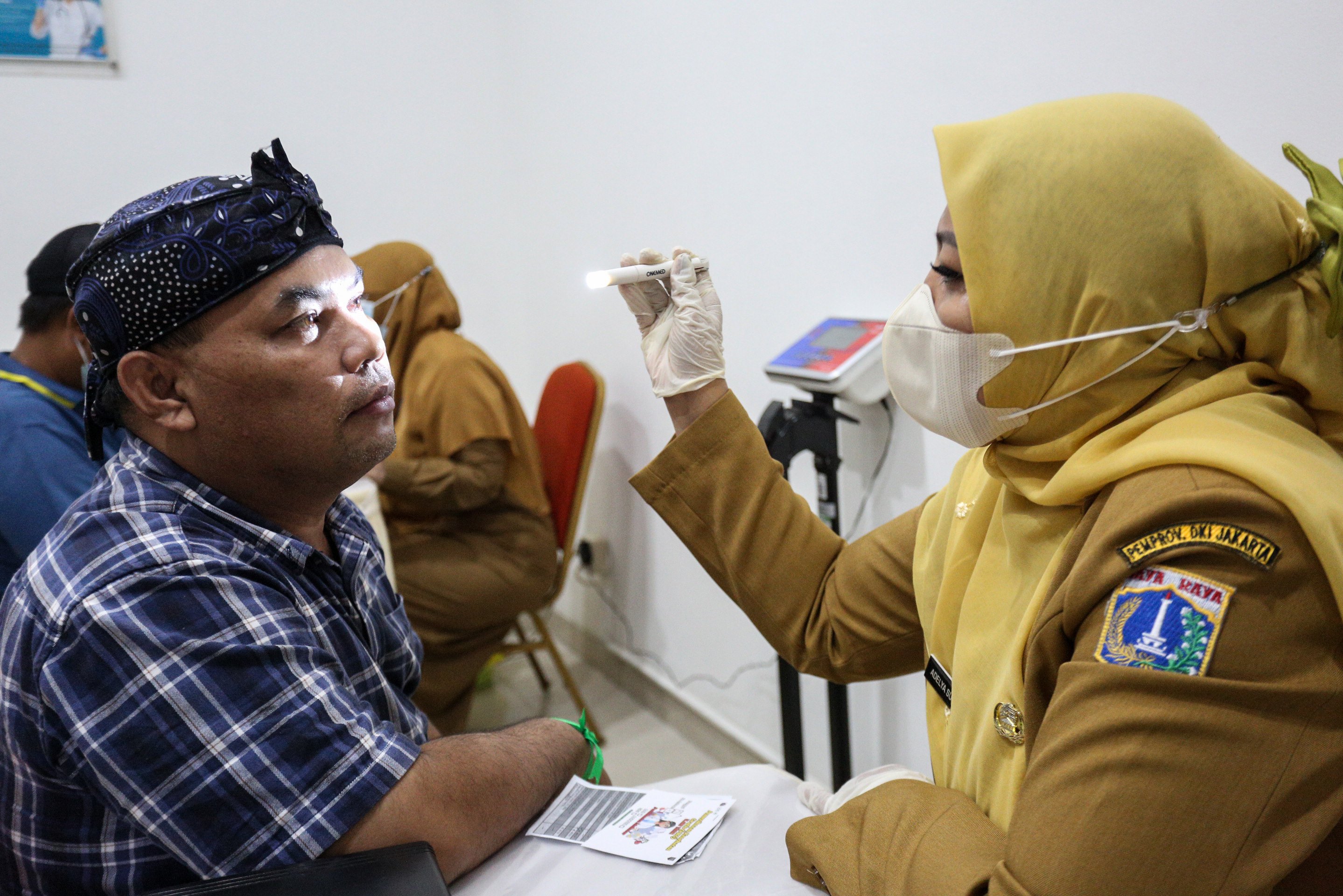 Petugas memeriksa mata pasien saat program pemeriksaan kesehatan gratis di Puskesmas Makasar, Jakarta Timur, Senin (10/2/2025). Pemerintah resmi memulai program Pemeriksaan Kesehatan Gratis bagi warga yang berulang tahun secara serentak di sekitar 10.200 puskesmas di seluruh Indonesia yang dilakukan dengan mengecek kondisi tubuh pasien sehingga deteksi dini terhadap risiko adanya masalah kesehatan dapat dilakukan.