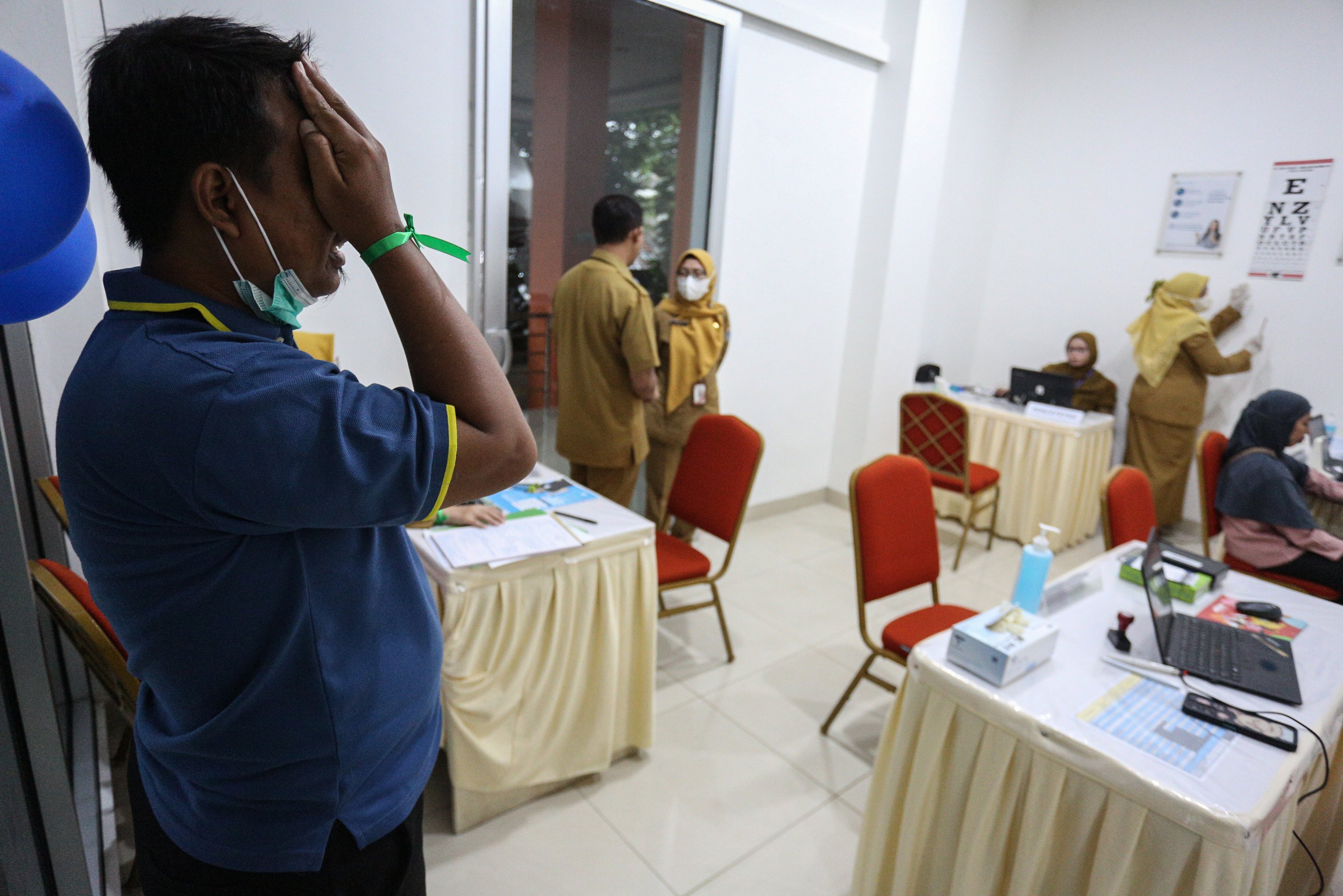 Pasien mengikuti pemeriksaan mata pada program pemeriksaan kesehatan gratis di Puskesmas Makasar, Jakarta Timur, Senin (10/2/2025). Pemerintah resmi memulai program Pemeriksaan Kesehatan Gratis bagi warga yang berulang tahun secara serentak di sekitar 10.200 puskesmas di seluruh Indonesia yang dilakukan dengan mengecek kondisi tubuh pasien sehingga deteksi dini terhadap risiko adanya masalah kesehatan dapat dilakukan.