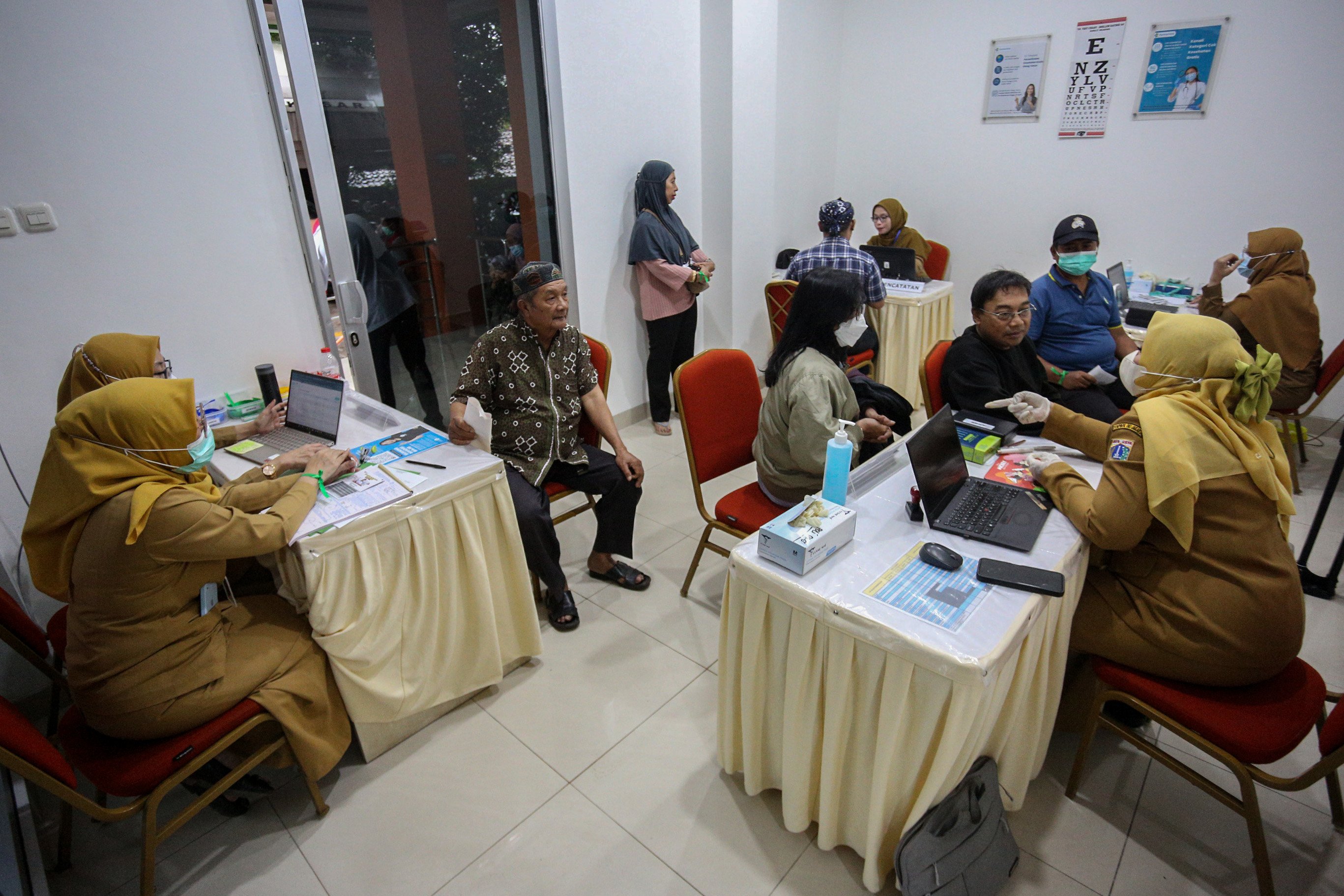 Suasana program pemeriksaan kesehatan gratis di Puskesmas Makasar, Jakarta Timur, Senin (10/2/2025). Pemerintah resmi memulai program Pemeriksaan Kesehatan Gratis bagi warga yang berulang tahun secara serentak di sekitar 10.200 puskesmas di seluruh Indonesia yang dilakukan dengan mengecek kondisi tubuh pasien sehingga deteksi dini terhadap risiko adanya masalah kesehatan dapat dilakukan.