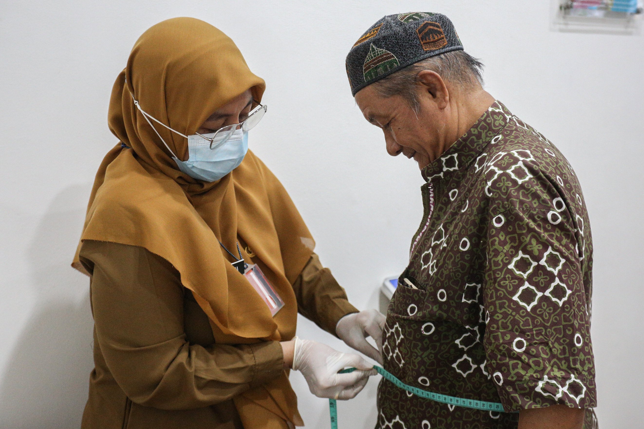 Petugas mengukur lingkar pinggang pasien saat program pemeriksaan kesehatan gratis di Puskesmas Makasar, Jakarta Timur, Senin (10/2/2025). Pemerintah resmi memulai program Pemeriksaan Kesehatan Gratis bagi warga yang berulang tahun secara serentak di sekitar 10.200 puskesmas di seluruh Indonesia yang dilakukan dengan mengecek kondisi tubuh pasien sehingga deteksi dini terhadap risiko adanya masalah kesehatan dapat dilakukan.