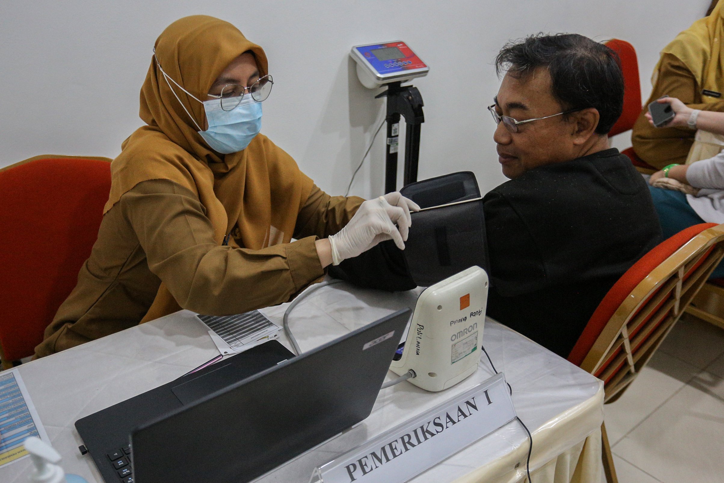 Petugas memeriksa tekanan darah pasien saat program pemeriksaan kesehatan gratis di Puskesmas Makasar, Jakarta Timur, Senin (10/2/2025). Pemerintah resmi memulai program Pemeriksaan Kesehatan Gratis bagi warga yang berulang tahun secara serentak di sekitar 10.200 puskesmas di seluruh Indonesia yang dilakukan dengan mengecek kondisi tubuh pasien sehingga deteksi dini terhadap risiko adanya masalah kesehatan dapat dilakukan.