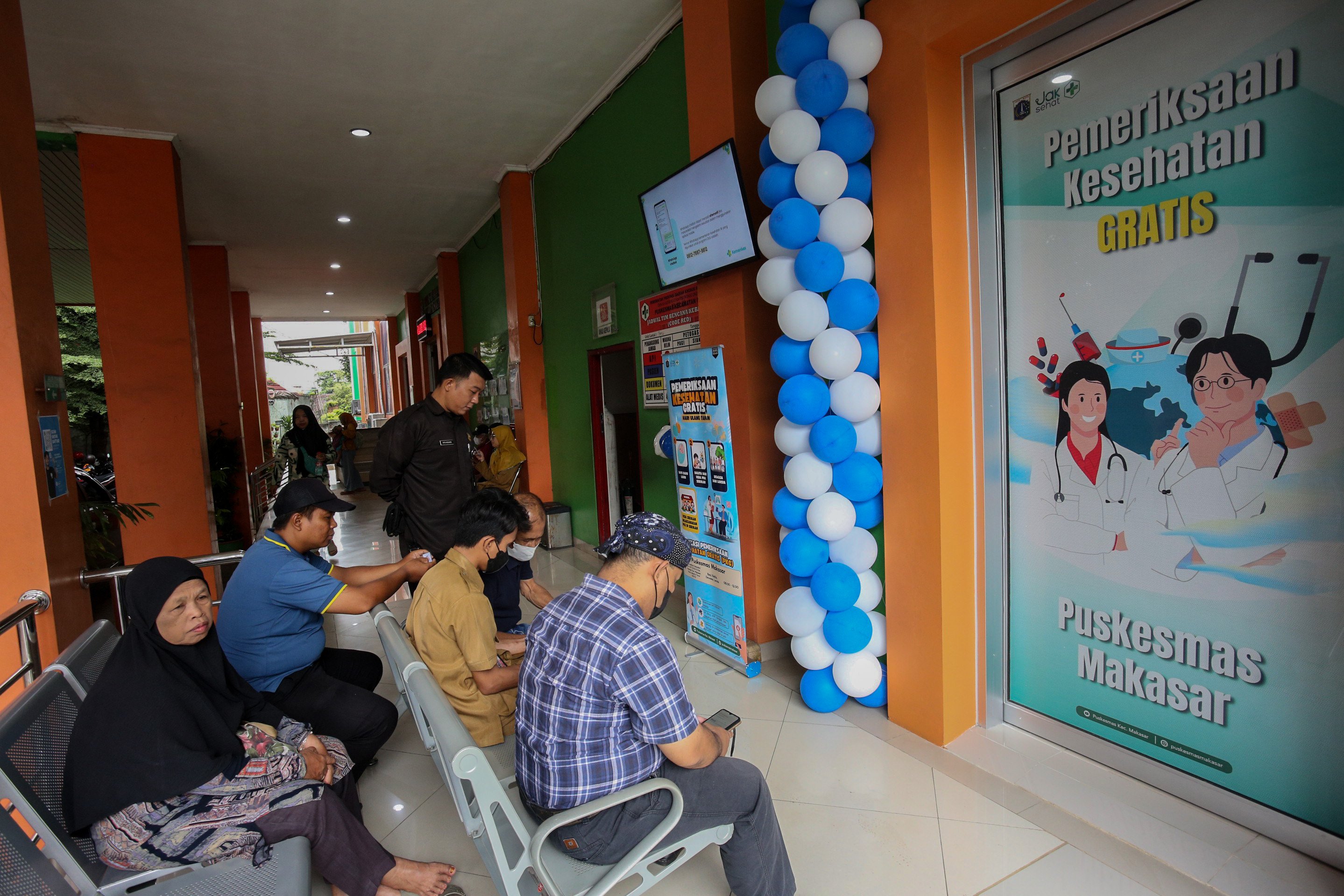 Sejumlah warga menunggu antrean untuk mengikuti program pemeriksaan kesehatan gratis di Puskesmas Makasar, Jakarta Timur, Senin (10/2/2025). Pemerintah resmi memulai program Pemeriksaan Kesehatan Gratis bagi warga yang berulang tahun secara serentak di sekitar 10.200 puskesmas di seluruh Indonesia yang dilakukan dengan mengecek kondisi tubuh pasien sehingga deteksi dini terhadap risiko adanya masalah kesehatan dapat dilakukan.