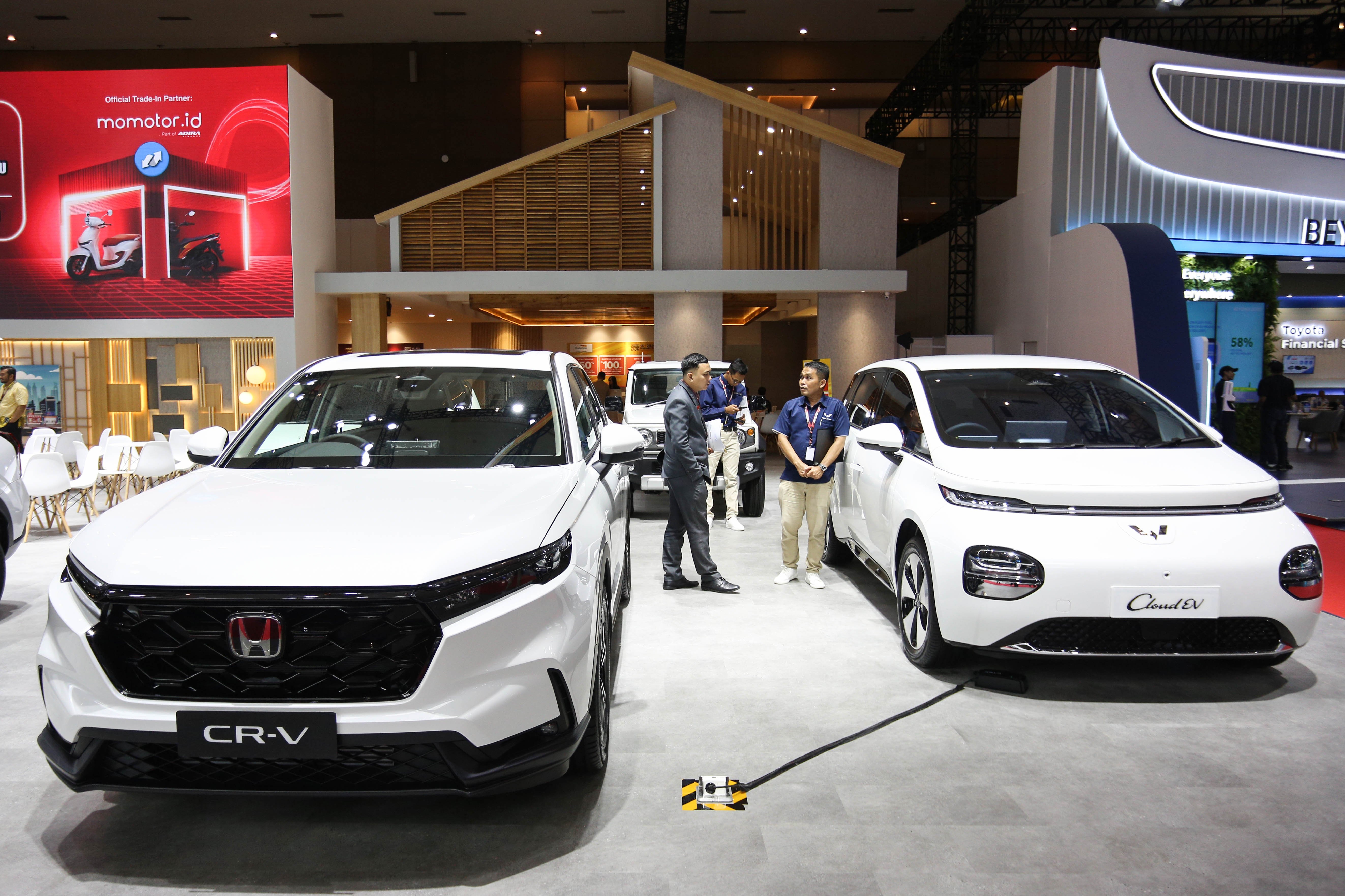 Pengunjung melihat mobil yang dipamerkan pada Indonesia International Motor Show (IIMS) 2025 di JIExpo, Kemayoran, Jakarta, Kamis (13/2/2025). Pameran otomotif yang mengusung tema \