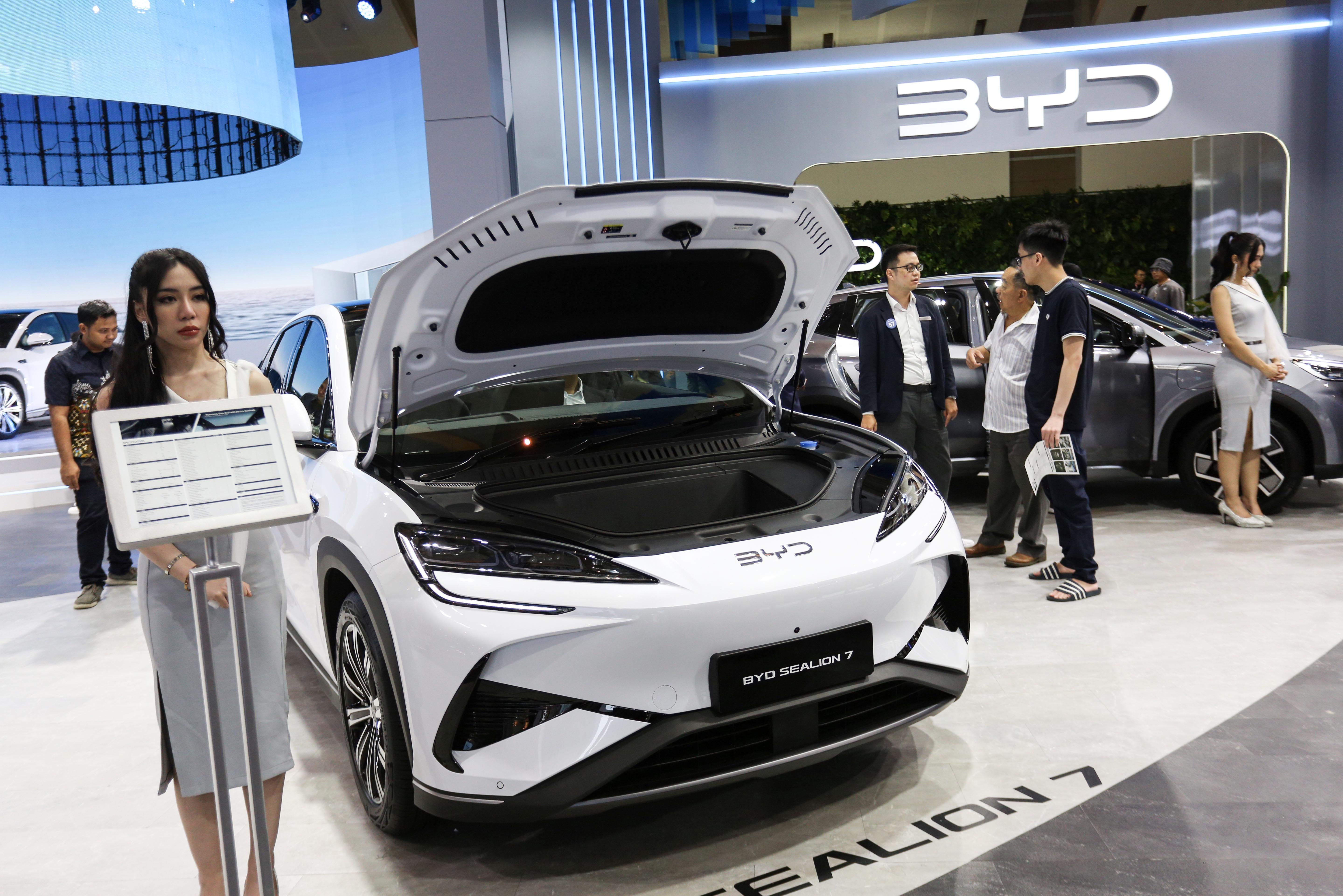 Pengunjung melihat mobil yang dipamerkan pada Indonesia International Motor Show (IIMS) 2025 di JIExpo, Kemayoran, Jakarta, Kamis (13/2/2025). Pameran otomotif yang mengusung tema \