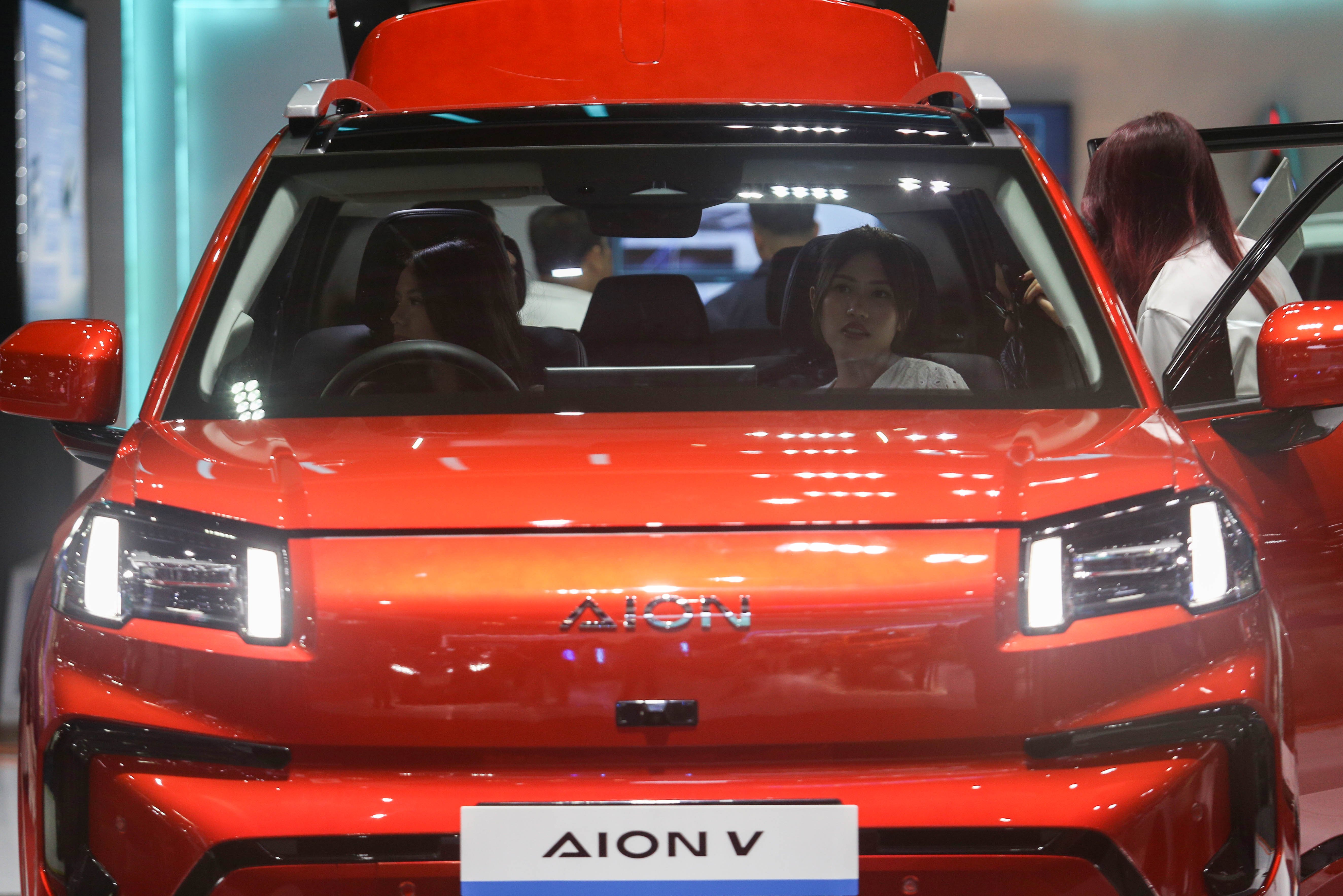 Pengunjung mencoba interior pada salah satu mobil yang dipamerkan pada Indonesia International Motor Show (IIMS) 2025 di JIExpo, Kemayoran, Jakarta, Kamis (13/2/2025). Pameran otomotif yang mengusung tema \