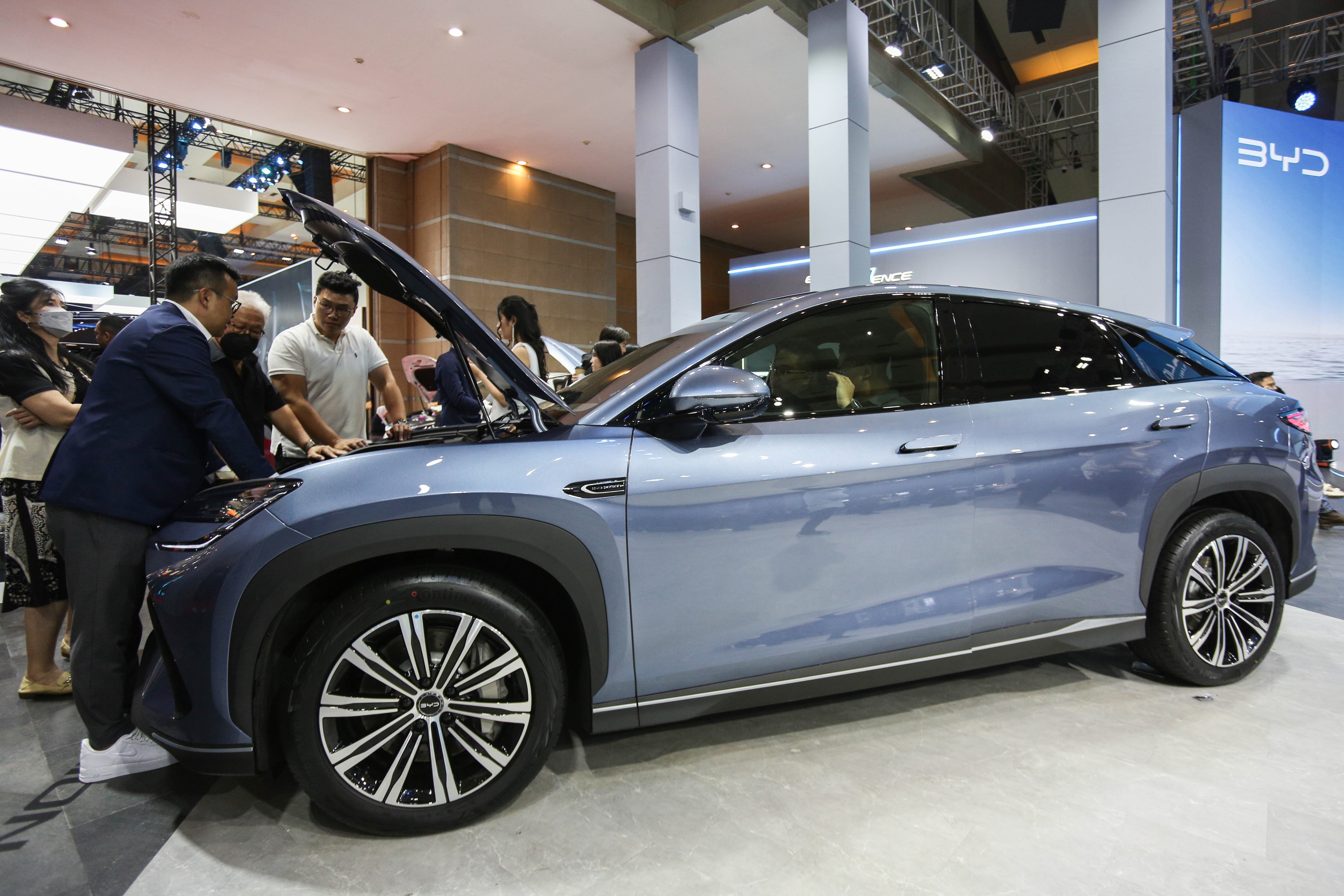 Pengunjung melihat mobil yang dipamerkan pada Indonesia International Motor Show (IIMS) 2025 di JIExpo, Kemayoran, Jakarta, Kamis (13/2/2025). Pameran otomotif yang mengusung tema \