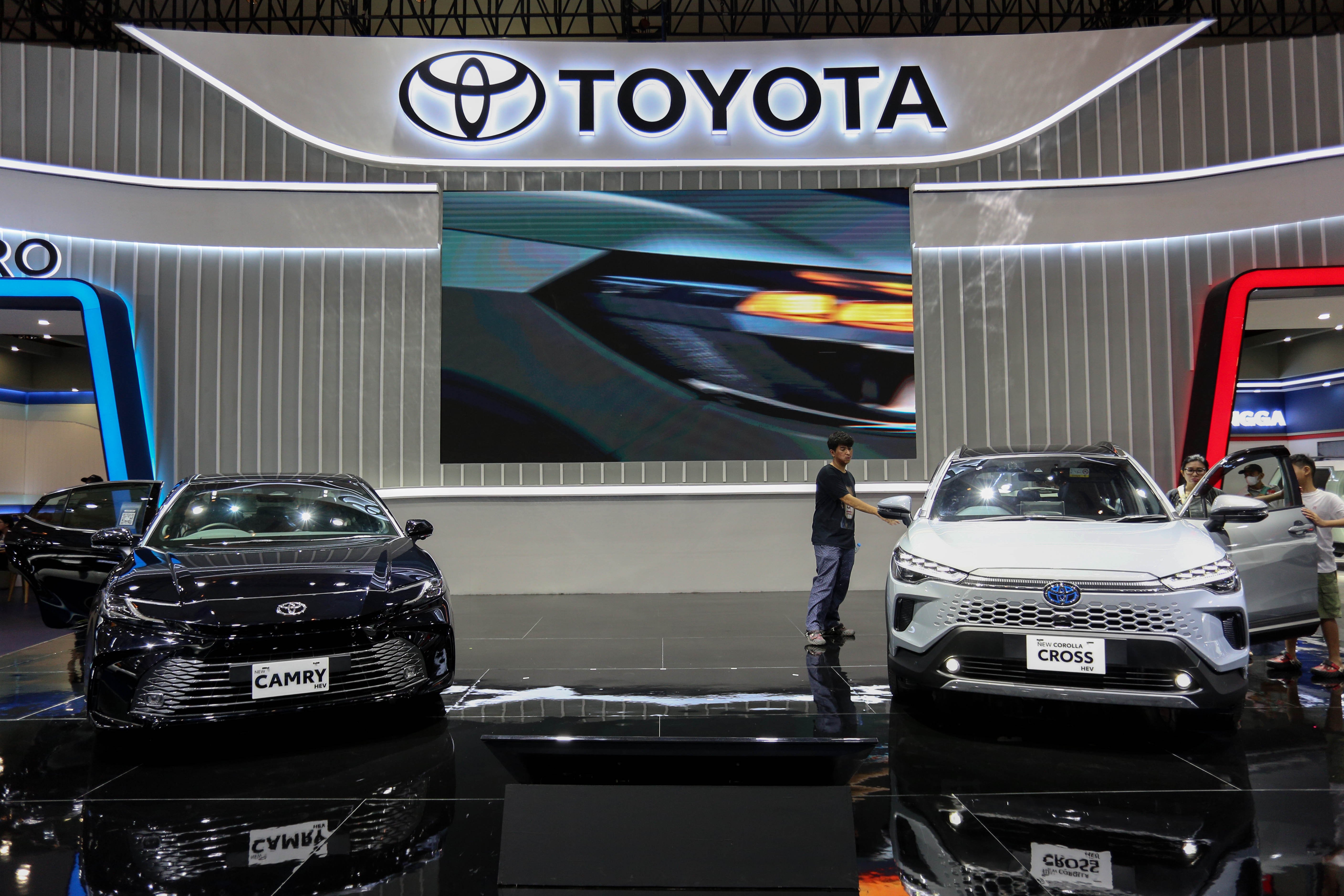 Pengunjung melihat mobil yang dipamerkan pada Indonesia International Motor Show (IIMS) 2025 di JIExpo, Kemayoran, Jakarta, Kamis (13/2/2025). Pameran otomotif yang mengusung tema \