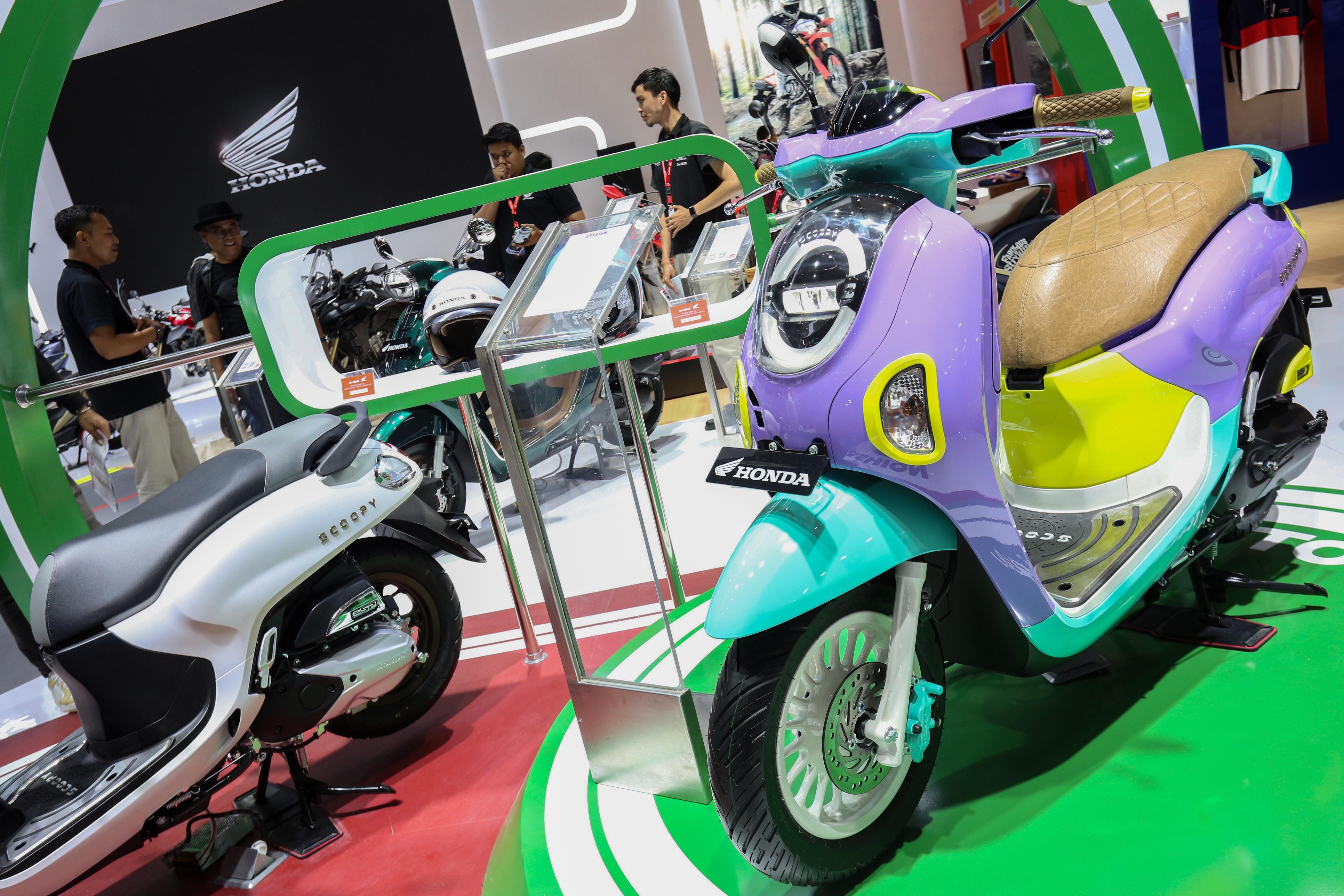 Pengunjung melihat motor yang dipamerkan pada Indonesia International Motor Show (IIMS) 2025 di JIExpo, Kemayoran, Jakarta, Kamis (13/2/2025). Pameran otomotif yang mengusung tema \