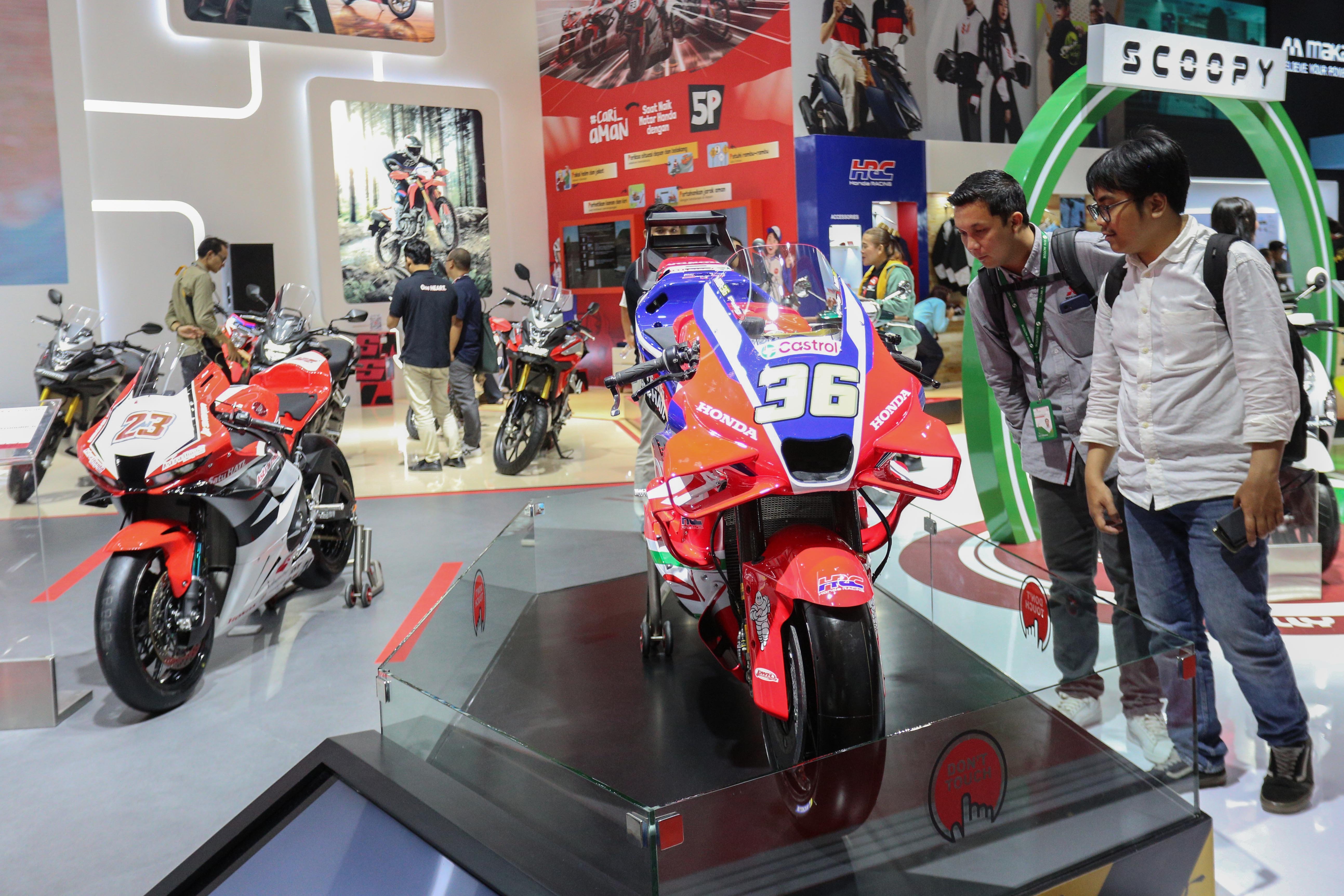 Pengunjung melihat motor yang dipamerkan pada Indonesia International Motor Show (IIMS) 2025 di JIExpo, Kemayoran, Jakarta, Kamis (13/2/2025). Pameran otomotif yang mengusung tema \