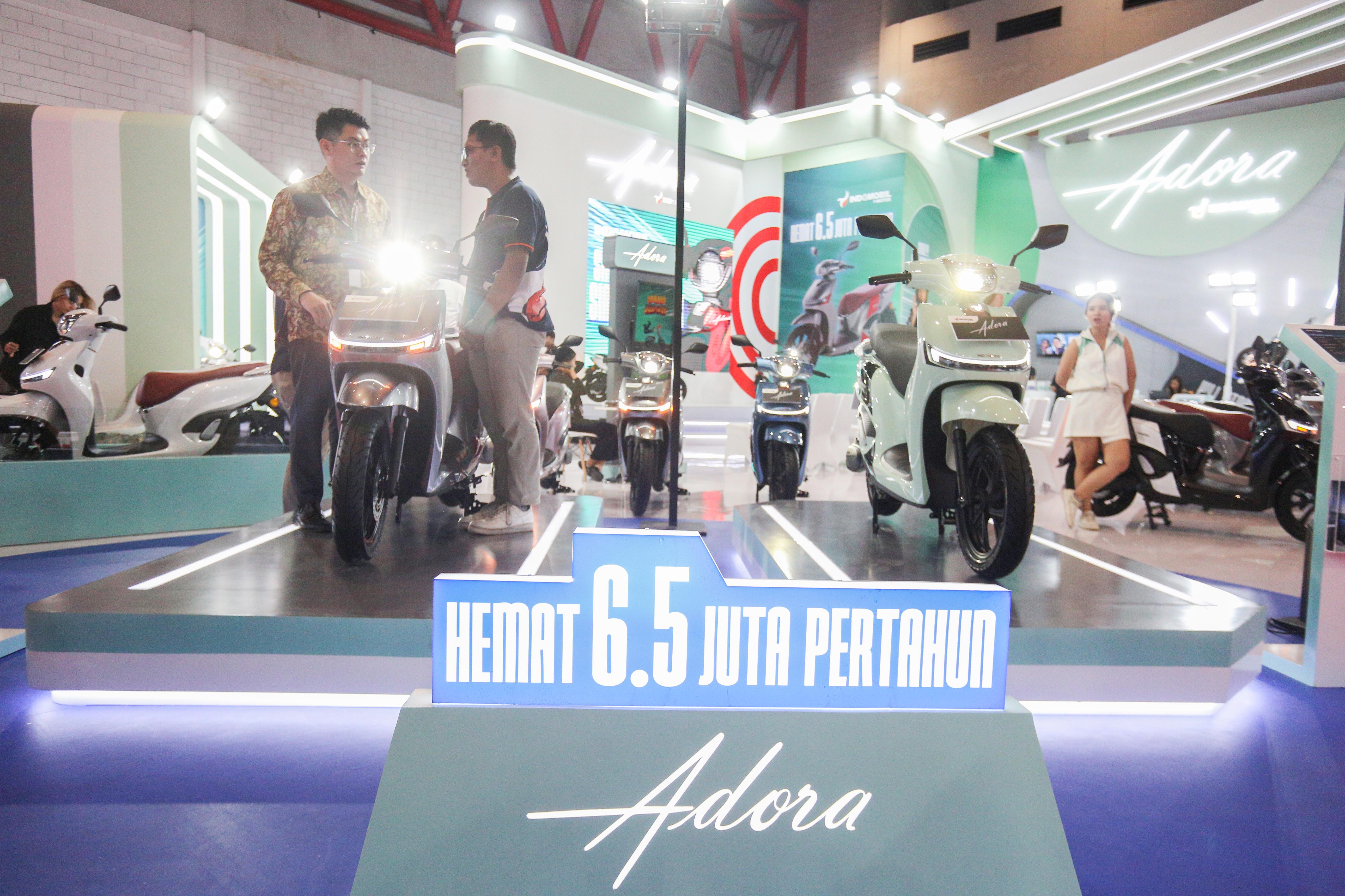 Pengunjung melihat motor yang dipamerkan pada Indonesia International Motor Show (IIMS) 2025 di JIExpo, Kemayoran, Jakarta, Kamis (13/2/2025). Pameran otomotif yang mengusung tema \