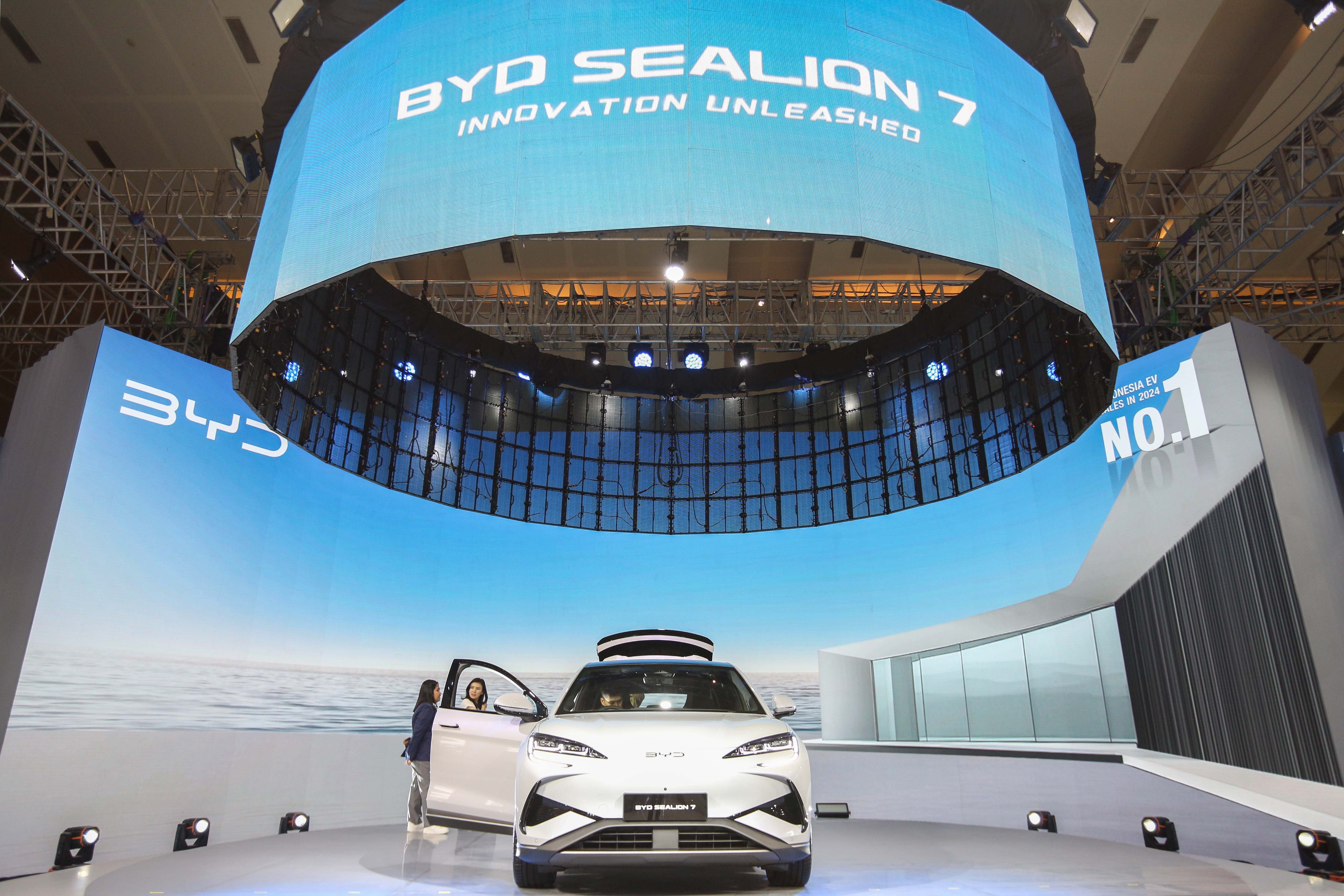 Pengunjung melihat mobil yang dipamerkan pada Indonesia International Motor Show (IIMS) 2025 di JIExpo, Kemayoran, Jakarta, Kamis (13/2/2025). Pameran otomotif yang mengusung tema \