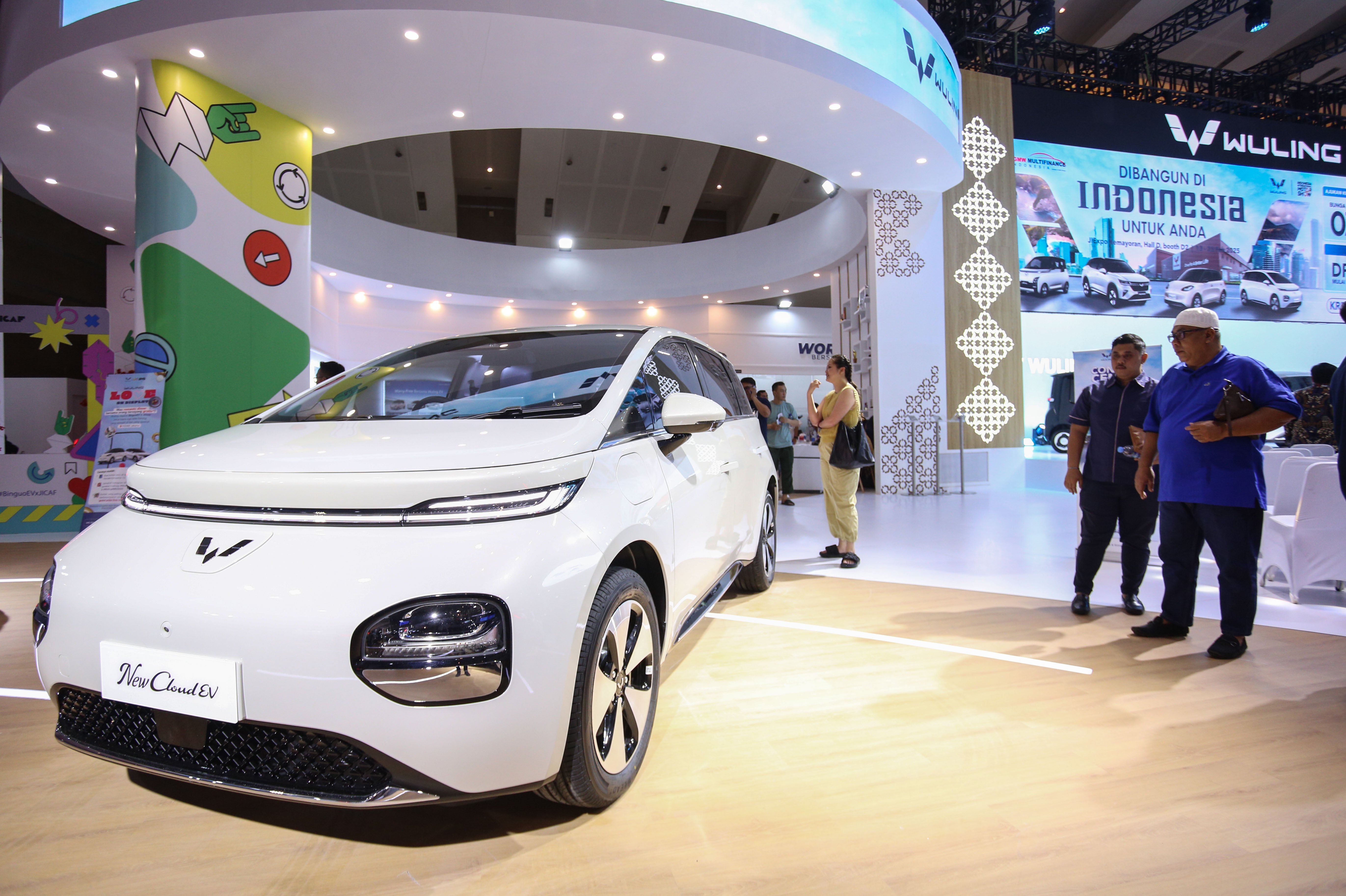 Pengunjung melihat mobil yang dipamerkan pada Indonesia International Motor Show (IIMS) 2025 di JIExpo, Kemayoran, Jakarta, Kamis (13/2/2025). Pameran otomotif yang mengusung tema \