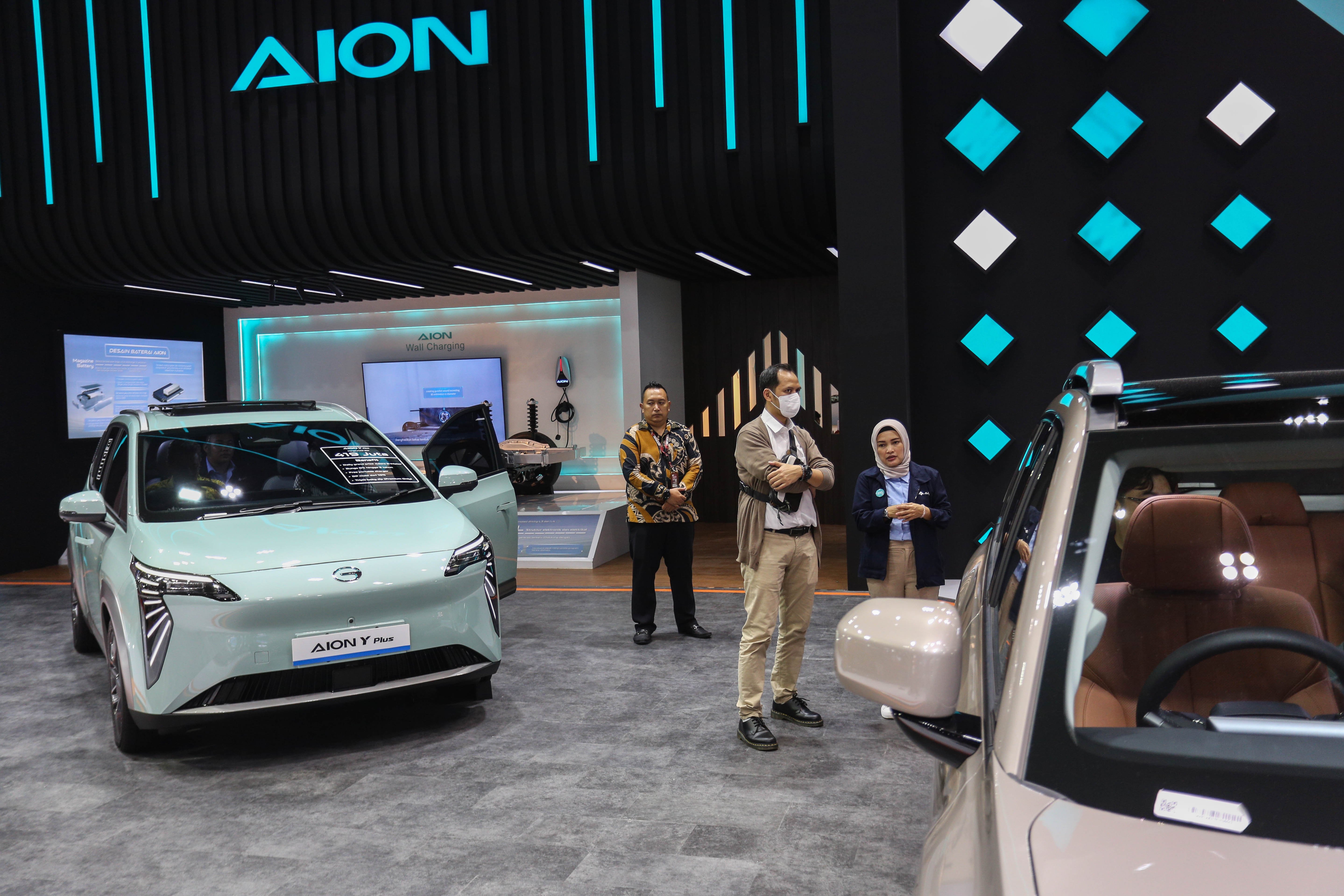 Pengunjung melihat mobil yang dipamerkan pada Indonesia International Motor Show (IIMS) 2025 di JIExpo, Kemayoran, Jakarta, Kamis (13/2/2025). Pameran otomotif yang mengusung tema \