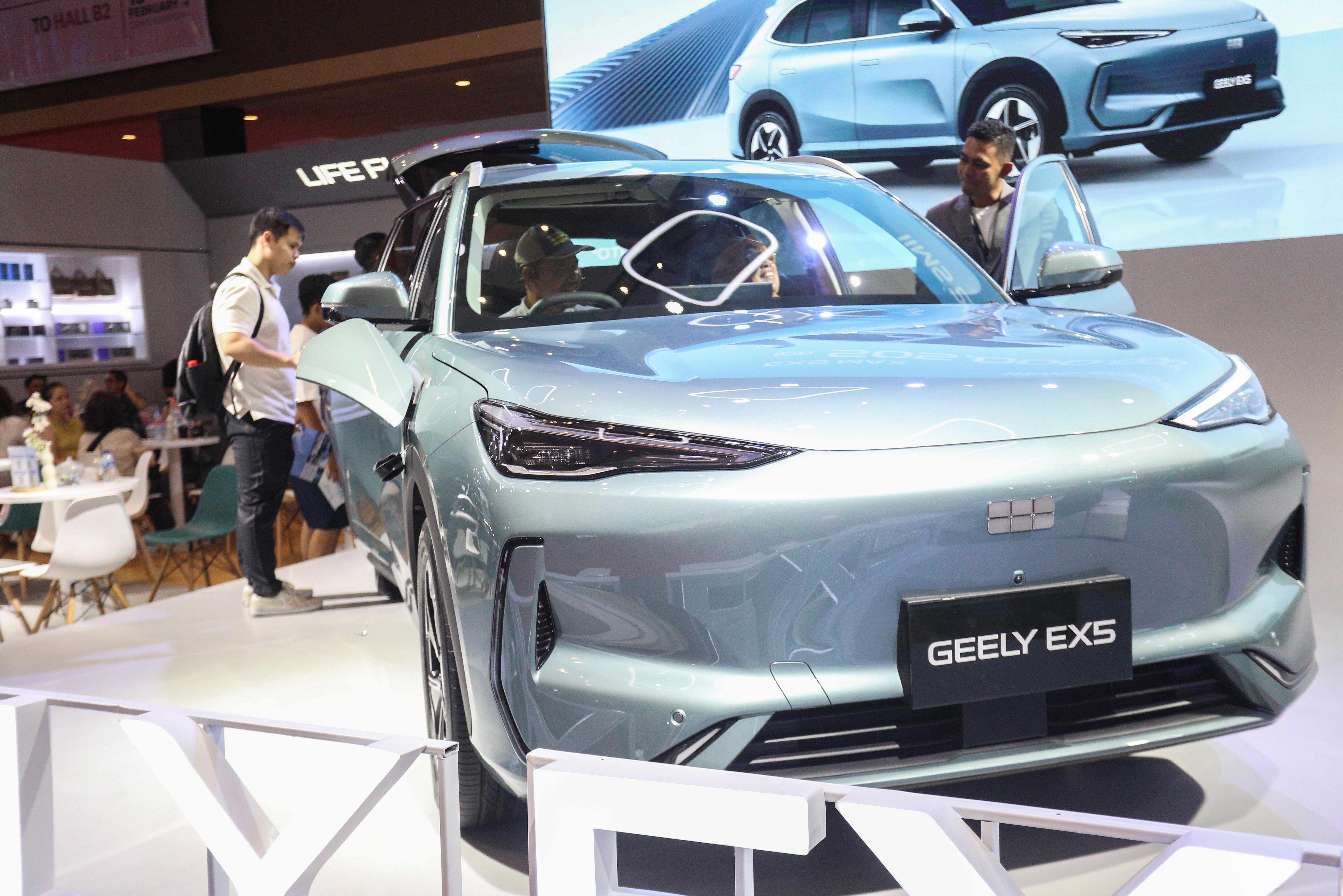 Pengunjung melihat mobil yang dipamerkan pada Indonesia International Motor Show (IIMS) 2025 di JIExpo, Kemayoran, Jakarta, Kamis (13/2/2025). Pameran otomotif yang mengusung tema \