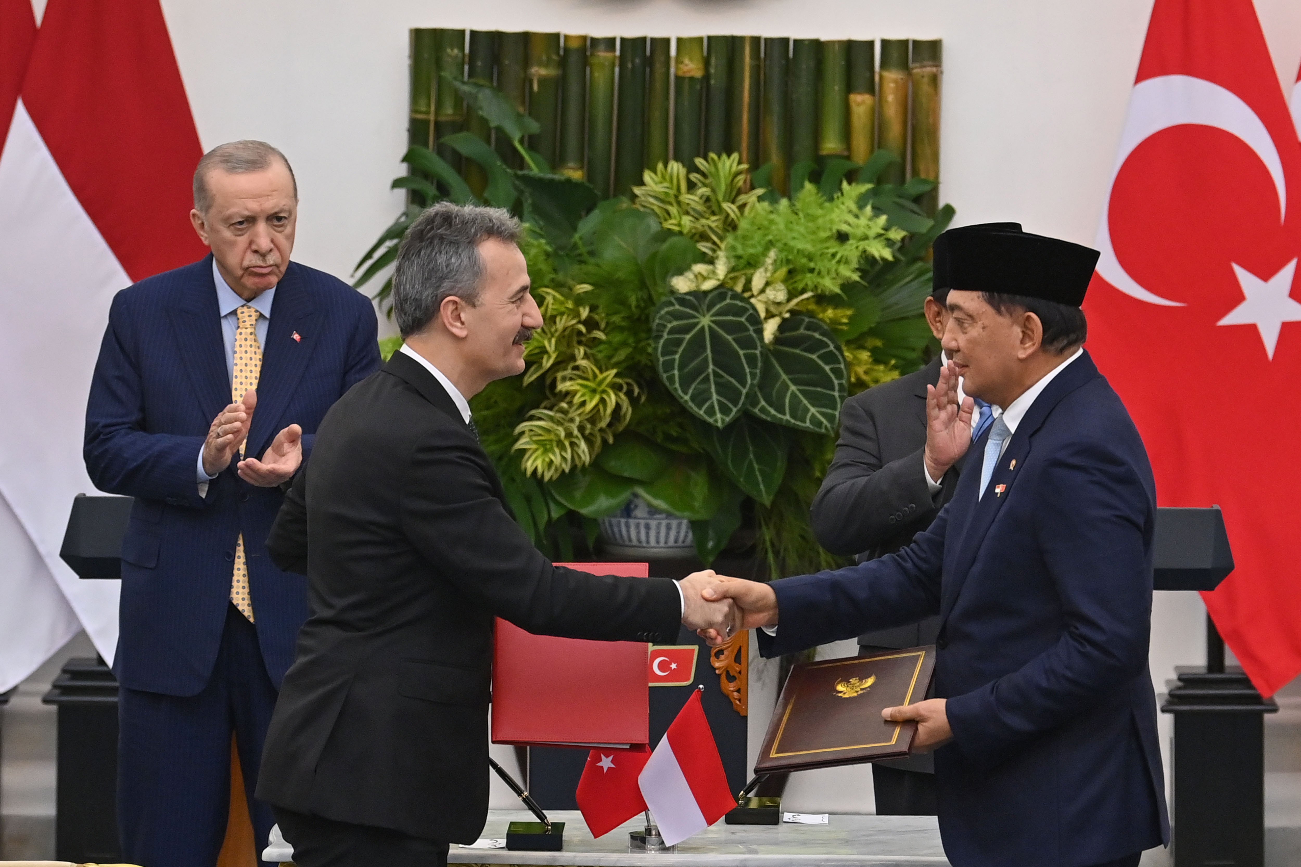 Menteri Pertahanan RI Sjafrie Sjamsoeddin (kanan) berjabat tangan dengan Presiden Sekretariat Industri Pertahanan Turki Haluk Gorgun (kedua kiri) disaksikan Presiden Prabowo Subianto dan Presiden Turki Recep Tayyip Erdogan usai menandantangani memorandum saling pengertian kerja sama kedua negara di bidang industri pertahanan di Istana Bogor, Bogor, Jawa Barat, Rabu (12/2/2025). Pemerintah RI dan Pemerintah Republik Turki menyepakati 13 poin kerja sama sebagai bukti kemitraan solid kedua negara.