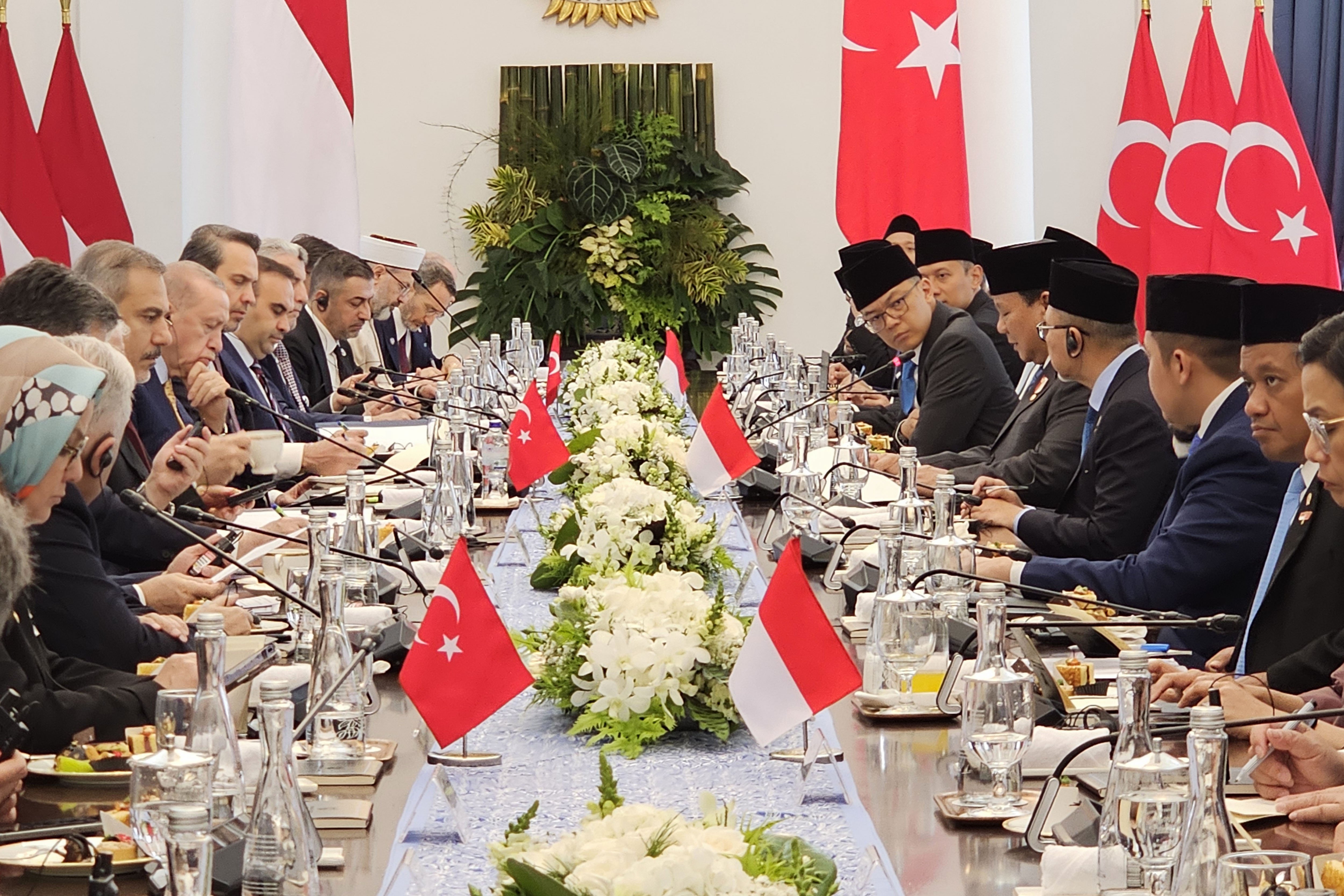 Presiden Prabowo Subianto (kelima kanan) dan Presiden Turki Recep Tayyip Erdogan (kelima kiri) bersama jajaran menteri kedua negara melakukan pertemua bilateral di Istana Bogor, Bogor, Jawa Barat, Rabu (12/2/2025). Kunjungan kenegaraan Presiden Erdogan ke Indonesia untuk membahas sejumlah kerja sama antara kedua negara. 