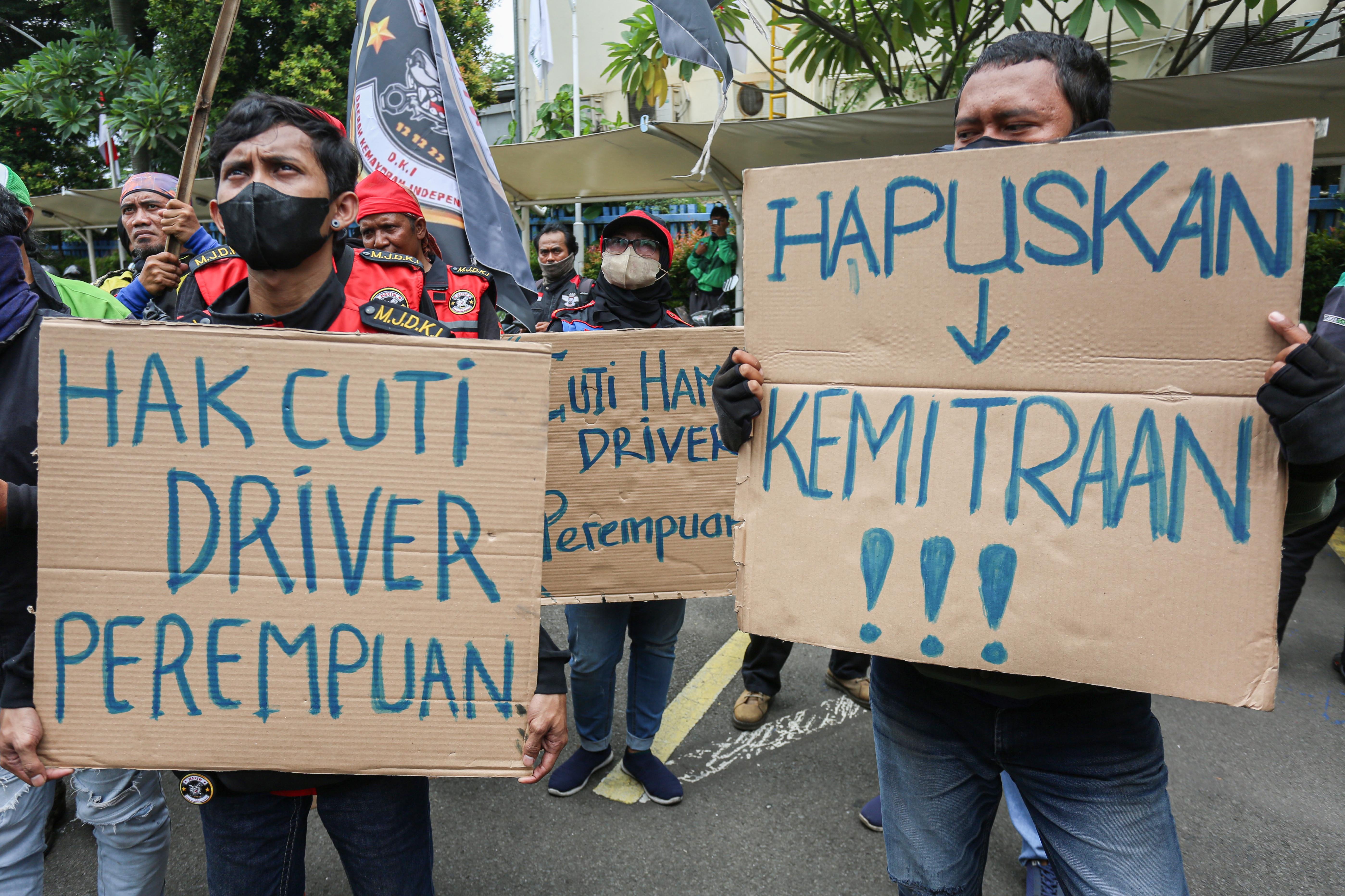 Pengemudi ojek online yang tergabung dalam Serikat Pekerja Angkutan Indonesia (SPAI) berunjuk rasa di depan kantor Kementerian Ketenagakerjaan, Jakarta, Senin (17/2/2025). Dalam aksinya tersebut mereka menuntut adanya pemberian Tunjangan Hari Raya (THR) oleh aplikator dan menolak hubungan kemitraan yang menjanjikan fleksibilitas karena dinilai sebagai dalih platform untuk menghindari membayar THR dan hak-hak pengemudi ojek online.