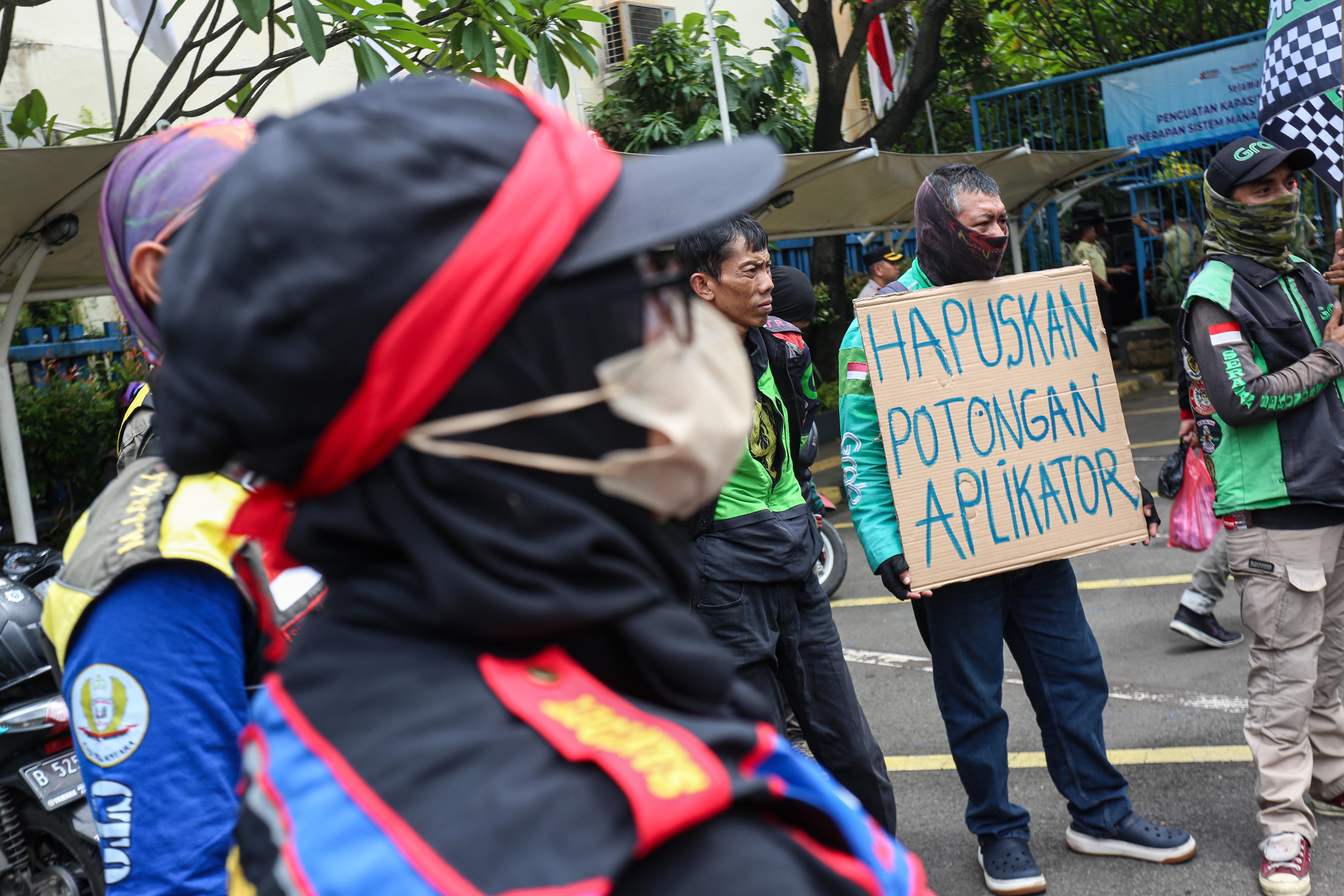 Pengemudi ojek online yang tergabung dalam Serikat Pekerja Angkutan Indonesia (SPAI) berunjuk rasa di depan kantor Kementerian Ketenagakerjaan, Jakarta, Senin (17/2/2025). Dalam aksinya tersebut mereka menuntut adanya pemberian Tunjangan Hari Raya (THR) oleh aplikator dan menolak hubungan kemitraan yang menjanjikan fleksibilitas karena dinilai sebagai dalih platform untuk menghindari membayar THR dan hak-hak pengemudi ojek online.