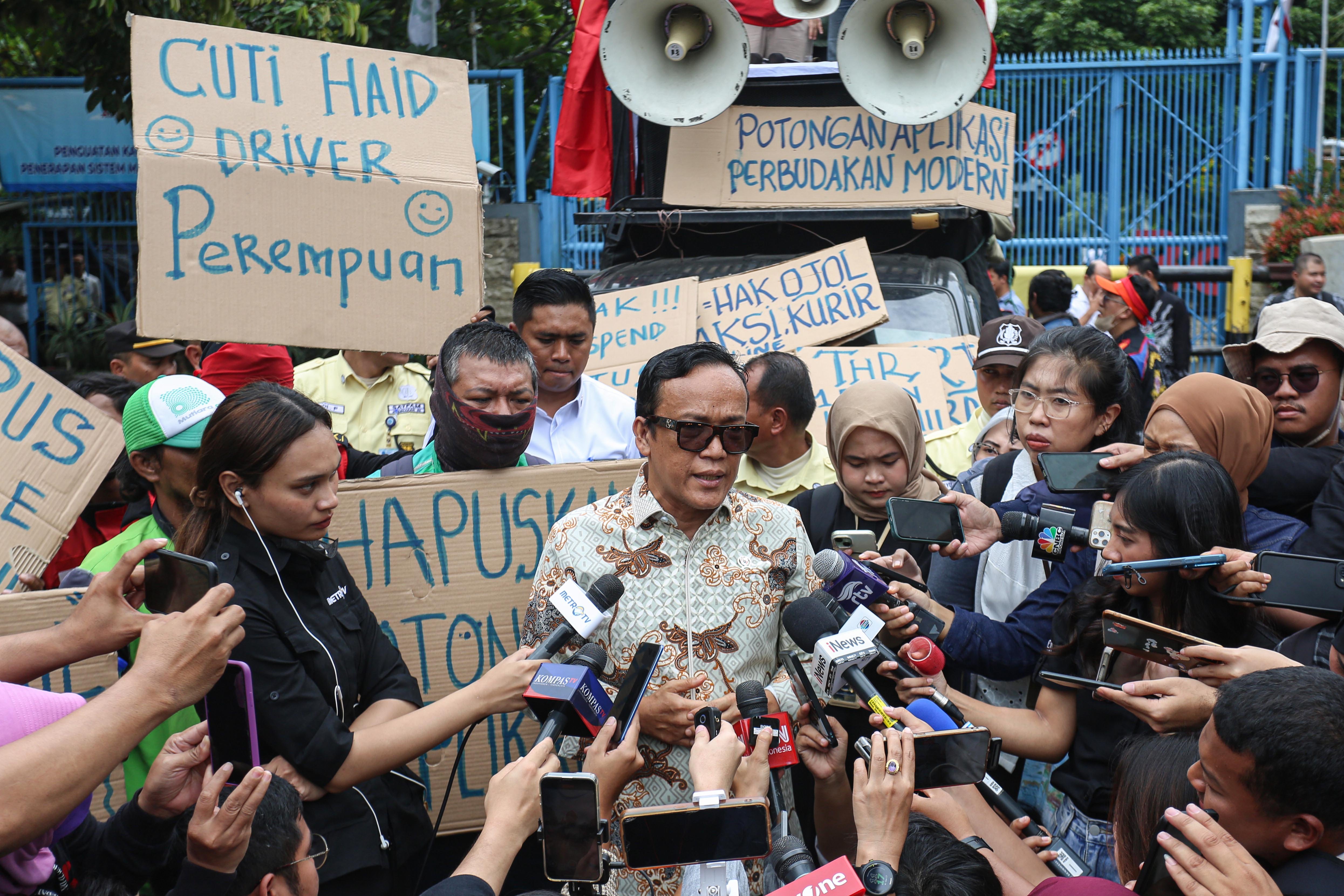 Wakil Menteri Ketenagakerjaan Immanuel Ebenezer (tengah) menjawab pertanyaan wartawan saat pengemudi ojek online berunjuk rasa di depan kantor Kemnaker, Jakarta, Senin (17/2/2025). Pada unjuk rasa tersebut driver ojol menuntut adanya pemberian Tunjangan Hari Raya (THR) oleh aplikator dan menolak hubungan kemitraan yang menjanjikan fleksibilitas karena dinilai sebagai dalih platform untuk menghindari membayar THR dan hak-hak pengemudi ojek online.