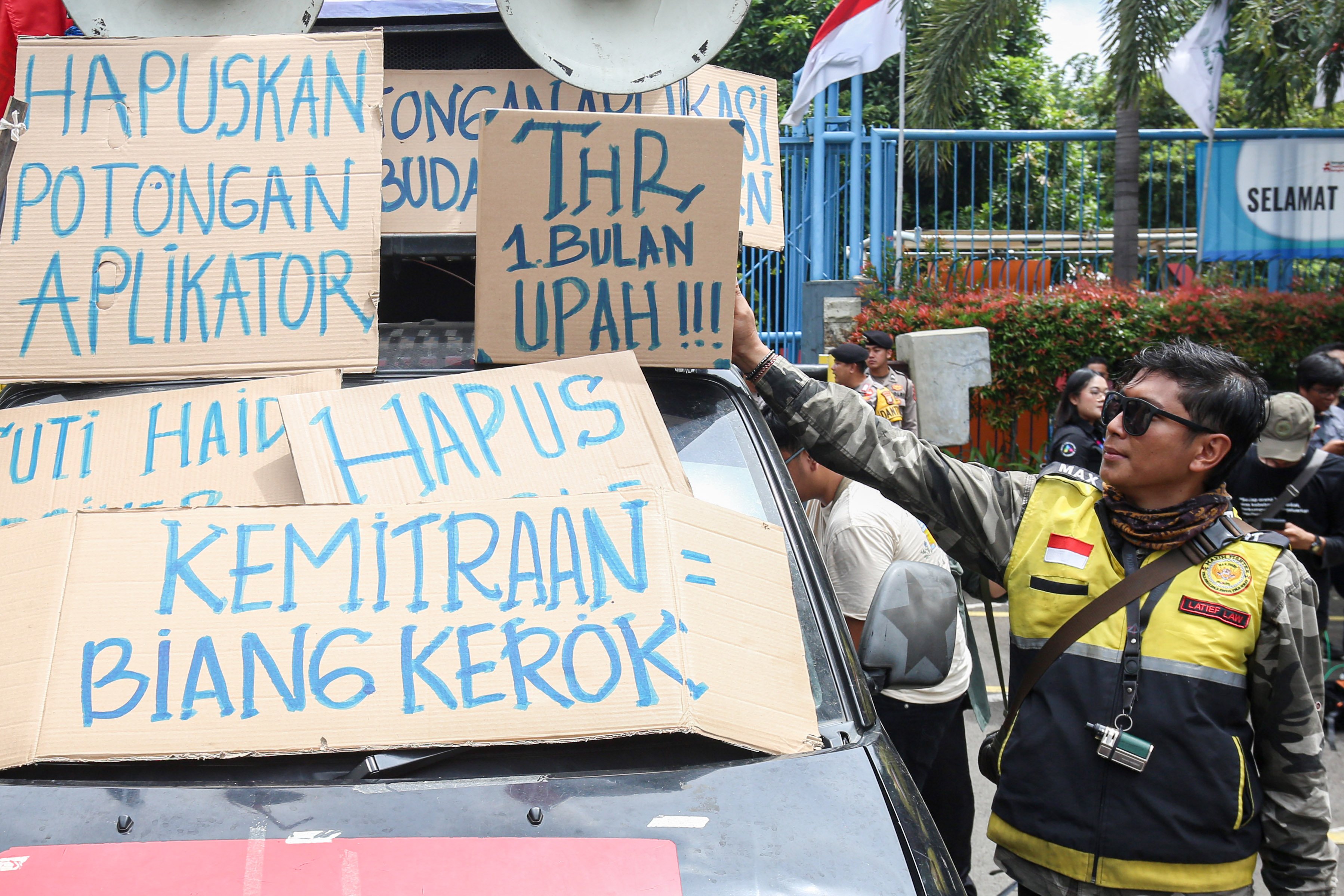 Pengemudi ojek online yang tergabung dalam Serikat Pekerja Angkutan Indonesia (SPAI) berunjuk rasa di depan kantor Kementerian Ketenagakerjaan, Jakarta, Senin (17/2/2025). Dalam aksinya tersebut mereka menuntut adanya pemberian Tunjangan Hari Raya (THR) oleh aplikator dan menolak hubungan kemitraan yang menjanjikan fleksibilitas karena dinilai sebagai dalih platform untuk menghindari membayar THR dan hak-hak pengemudi ojek online.