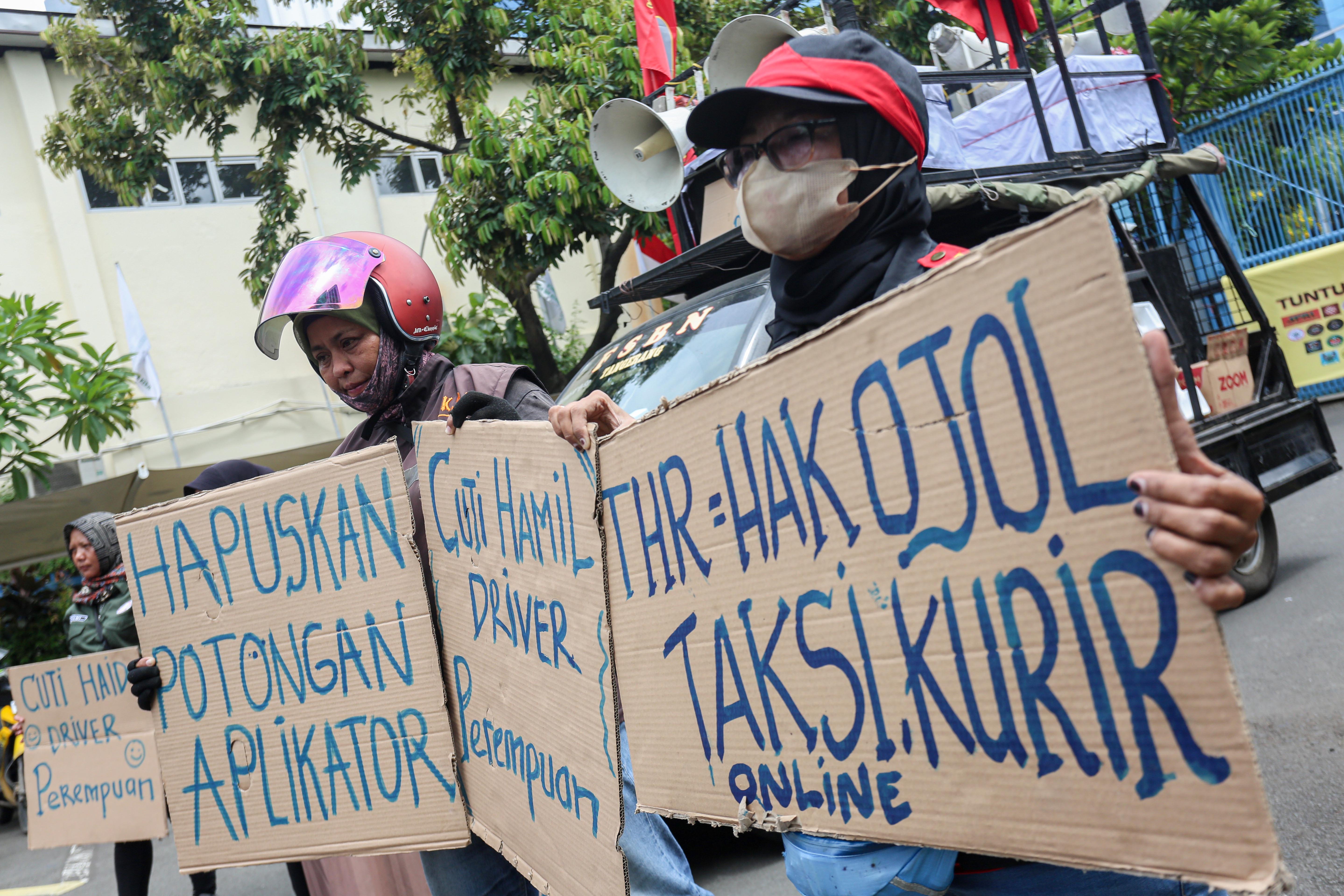Pengemudi ojek online yang tergabung dalam Serikat Pekerja Angkutan Indonesia (SPAI) berunjuk rasa di depan kantor Kementerian Ketenagakerjaan, Jakarta, Senin (17/2/2025). Dalam aksinya tersebut mereka menuntut adanya pemberian Tunjangan Hari Raya (THR) oleh aplikator dan menolak hubungan kemitraan yang menjanjikan fleksibilitas karena dinilai sebagai dalih platform untuk menghindari membayar THR dan hak-hak pengemudi ojek online.