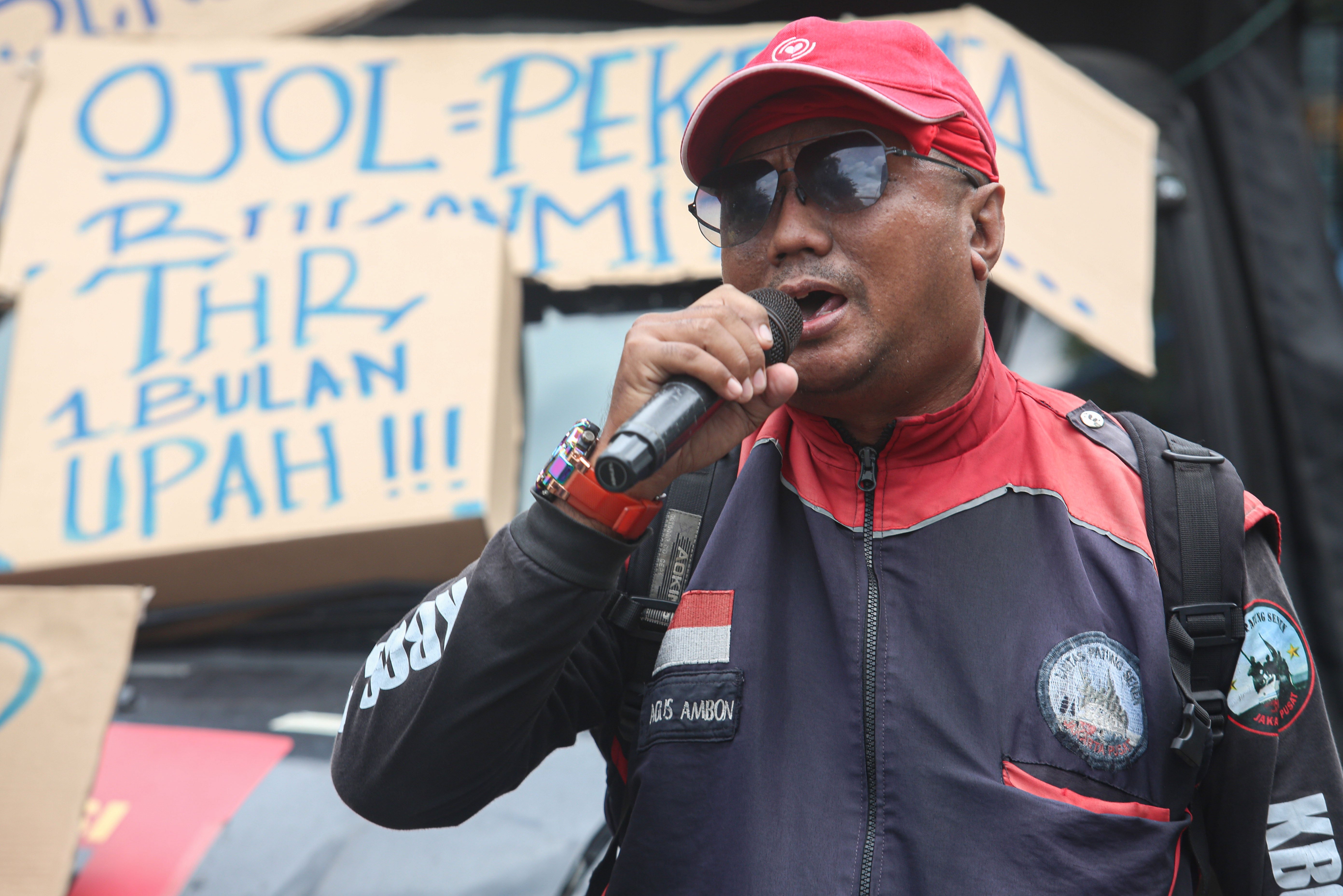 Pengemudi ojek online yang tergabung dalam Serikat Pekerja Angkutan Indonesia (SPAI) menyampaikan orasi saat berunjuk rasa di depan kantor Kementerian Ketenagakerjaan, Jakarta, Senin (17/2/2025). Dalam aksinya tersebut mereka menuntut adanya pemberian Tunjangan Hari Raya (THR) oleh aplikator dan menolak hubungan kemitraan yang menjanjikan fleksibilitas karena dinilai sebagai dalih platform untuk menghindari membayar THR dan hak-hak pengemudi ojek online.