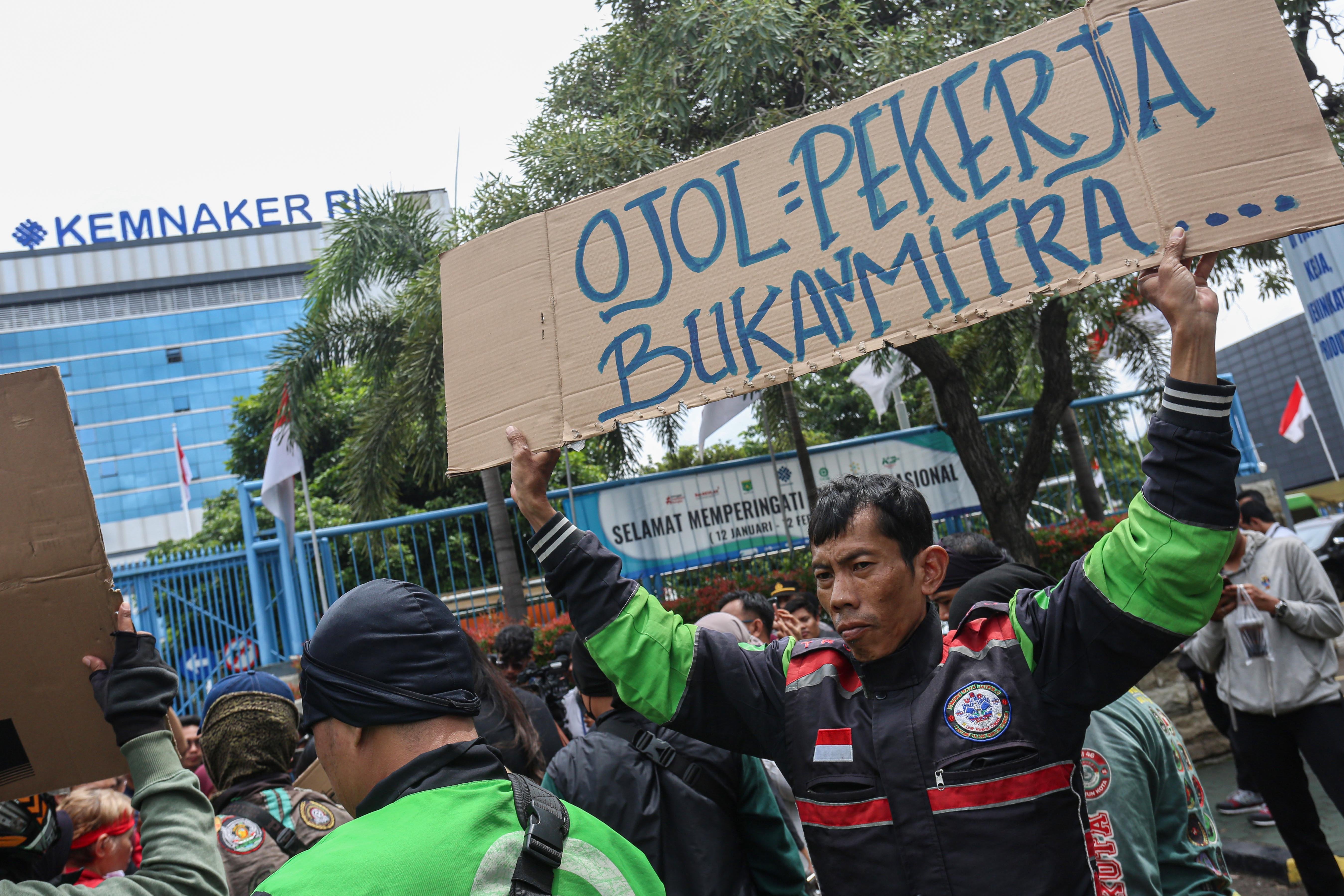 Pengemudi ojek online yang tergabung dalam Serikat Pekerja Angkutan Indonesia (SPAI) berunjuk rasa di depan kantor Kementerian Ketenagakerjaan, Jakarta, Senin (17/2/2025). Dalam aksinya tersebut mereka menuntut adanya pemberian Tunjangan Hari Raya (THR) oleh aplikator dan menolak hubungan kemitraan yang menjanjikan fleksibilitas karena dinilai sebagai dalih platform untuk menghindari membayar THR dan hak-hak pengemudi ojek online.