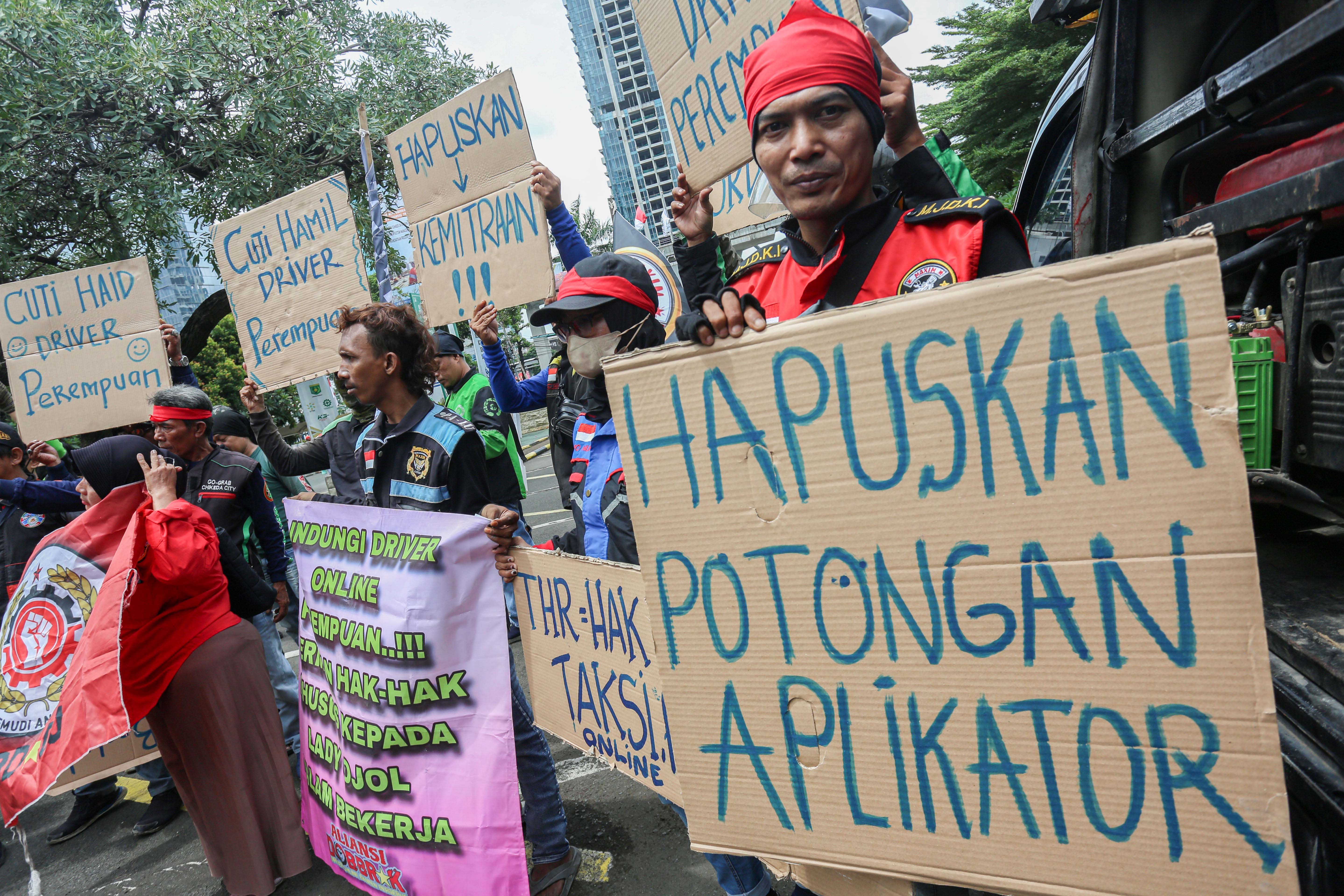 Pengemudi ojek online yang tergabung dalam Serikat Pekerja Angkutan Indonesia (SPAI) berunjuk rasa di depan kantor Kementerian Ketenagakerjaan, Jakarta, Senin (17/2/2025). Dalam aksinya tersebut mereka menuntut adanya pemberian Tunjangan Hari Raya (THR) oleh aplikator dan menolak hubungan kemitraan yang menjanjikan fleksibilitas karena dinilai sebagai dalih platform untuk menghindari membayar THR dan hak-hak pengemudi ojek online.