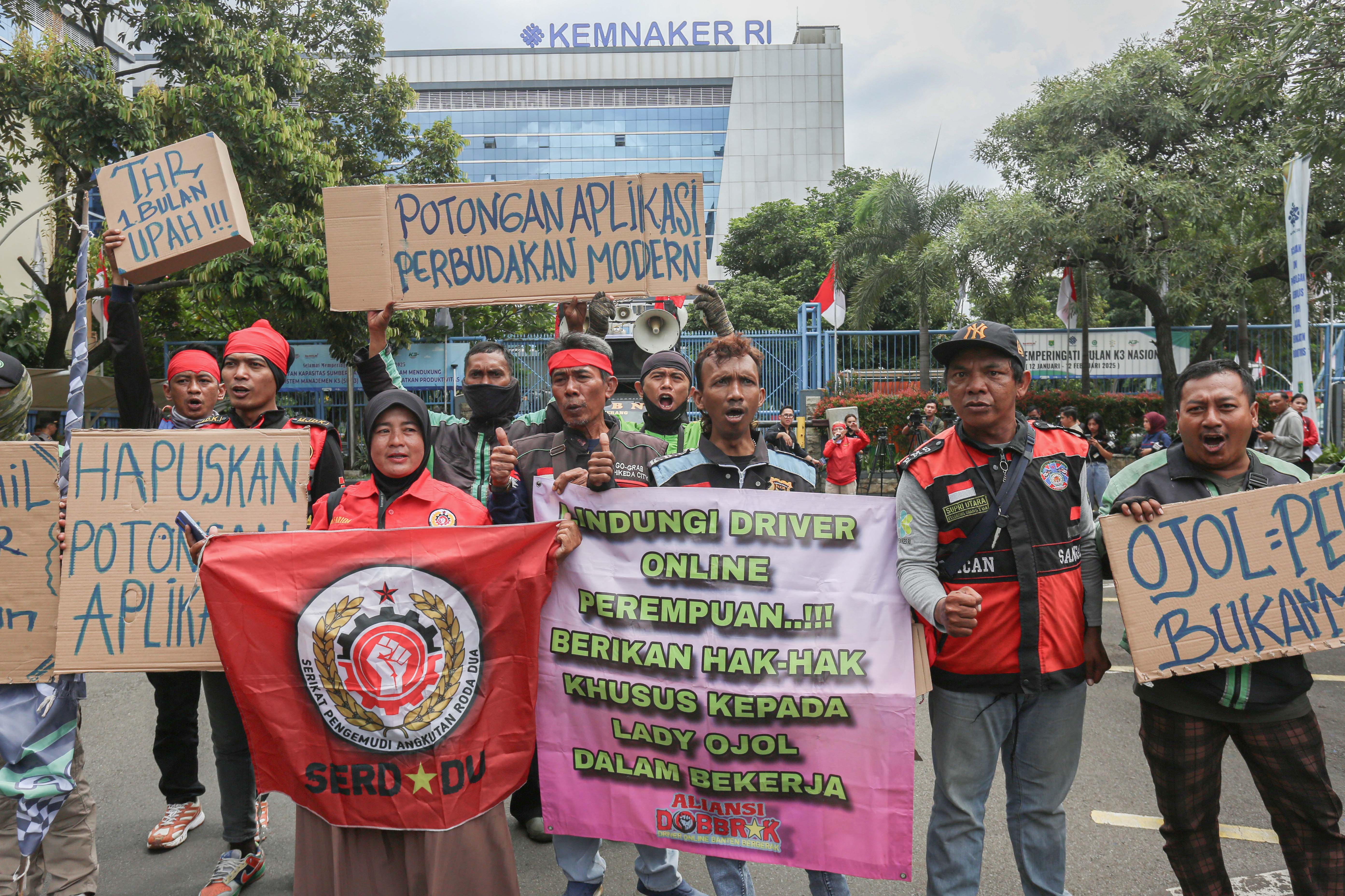 Pengemudi ojek online yang tergabung dalam Serikat Pekerja Angkutan Indonesia (SPAI) berunjuk rasa di depan kantor Kementerian Ketenagakerjaan, Jakarta, Senin (17/2/2025). Dalam aksinya tersebut mereka menuntut adanya pemberian Tunjangan Hari Raya (THR) oleh aplikator dan menolak hubungan kemitraan yang menjanjikan fleksibilitas karena dinilai sebagai dalih platform untuk menghindari membayar THR dan hak-hak pengemudi ojek online.