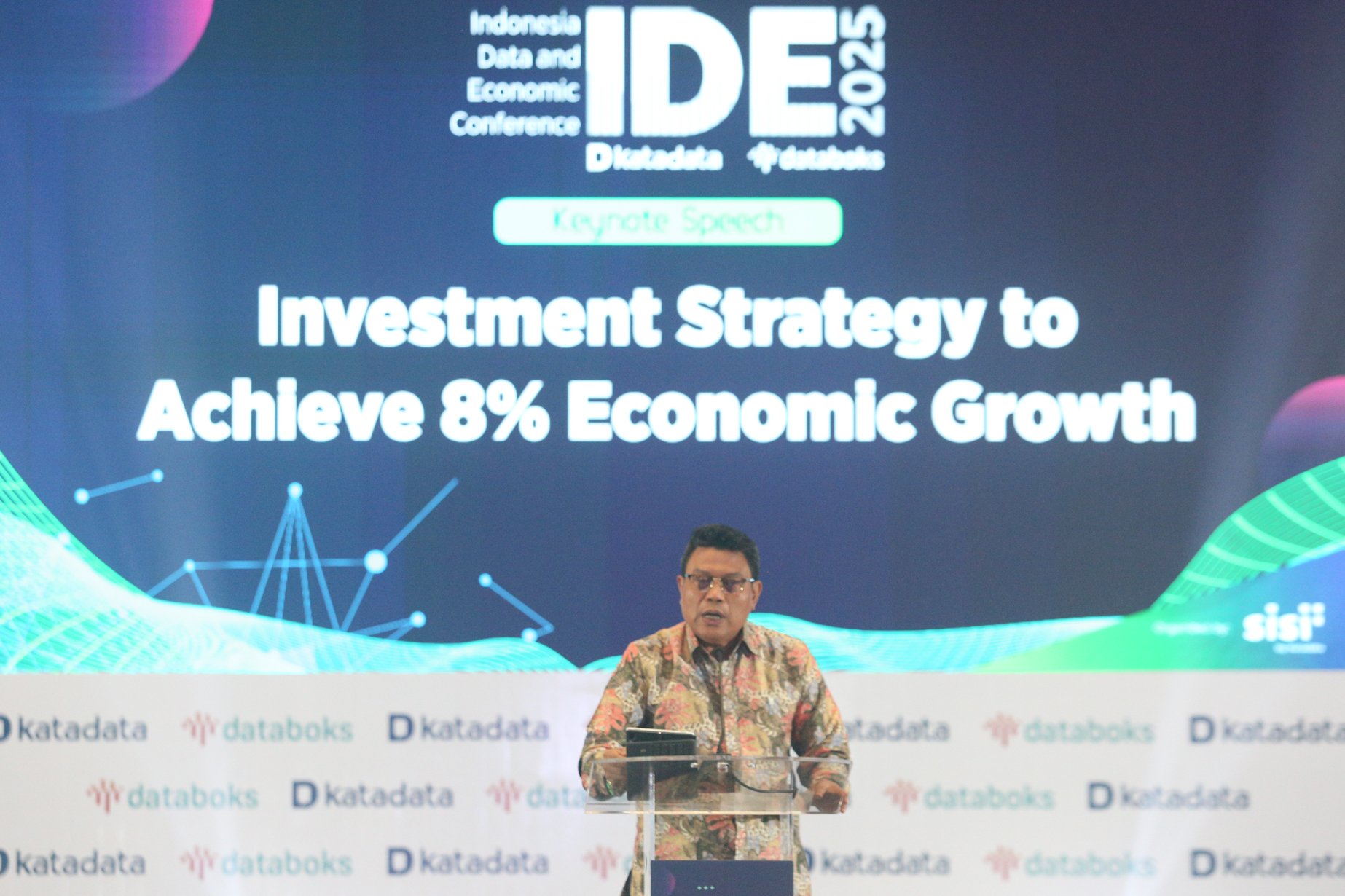 Staf Ahli Bidang Ekonomi Makro Kementerian Investasi dan Hilirisasi/BKPM, Imam Soejoedi menyampaikan paparan pada Indonesia Data and Economic Conference (IDE) 2025 di Jakarta, Selasa (18/2/205). Forum yang mengangkat tema Data for Growth tersebut membahas mengenai bagaimana data dapat dimanfaatkan secara strategis untuk menciptakan inovasi dan mendorong pertumbuhan berkelanjutan. 