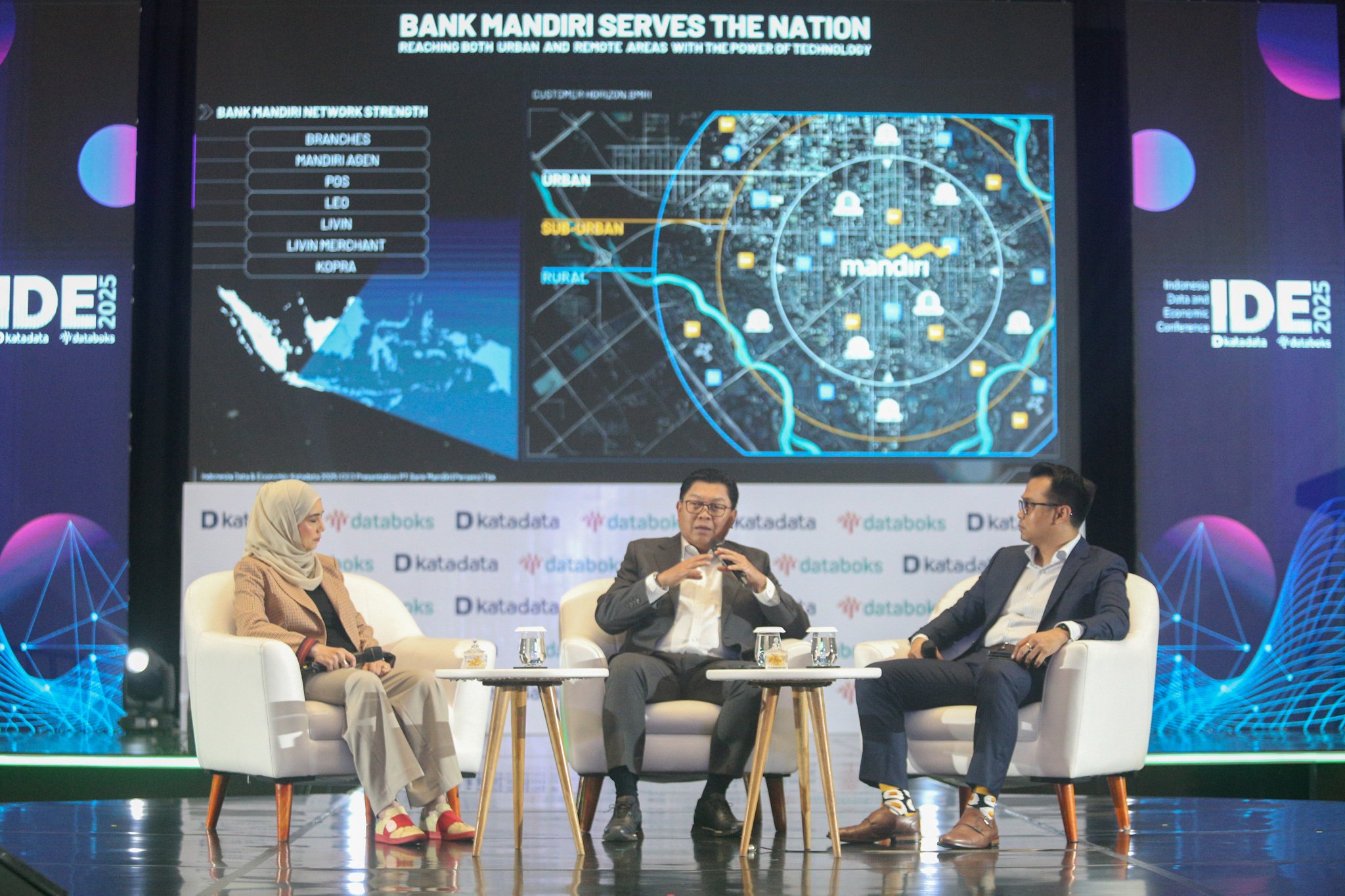 President Director of PT Bank Mandiri Tbk, Darmawan Junaidi (tengah) bersama Co-Founder & Chief Operating Officer DOKU, Nabilah Alsagoff (kiri) dan Executive Director of Katadata Insight Center, Fakhridho Susilo (kanan) menyampaikan paparan pada Indonesia Data and Economic Conference (IDE) 2025 di Jakarta, Selasa (18/2/205).