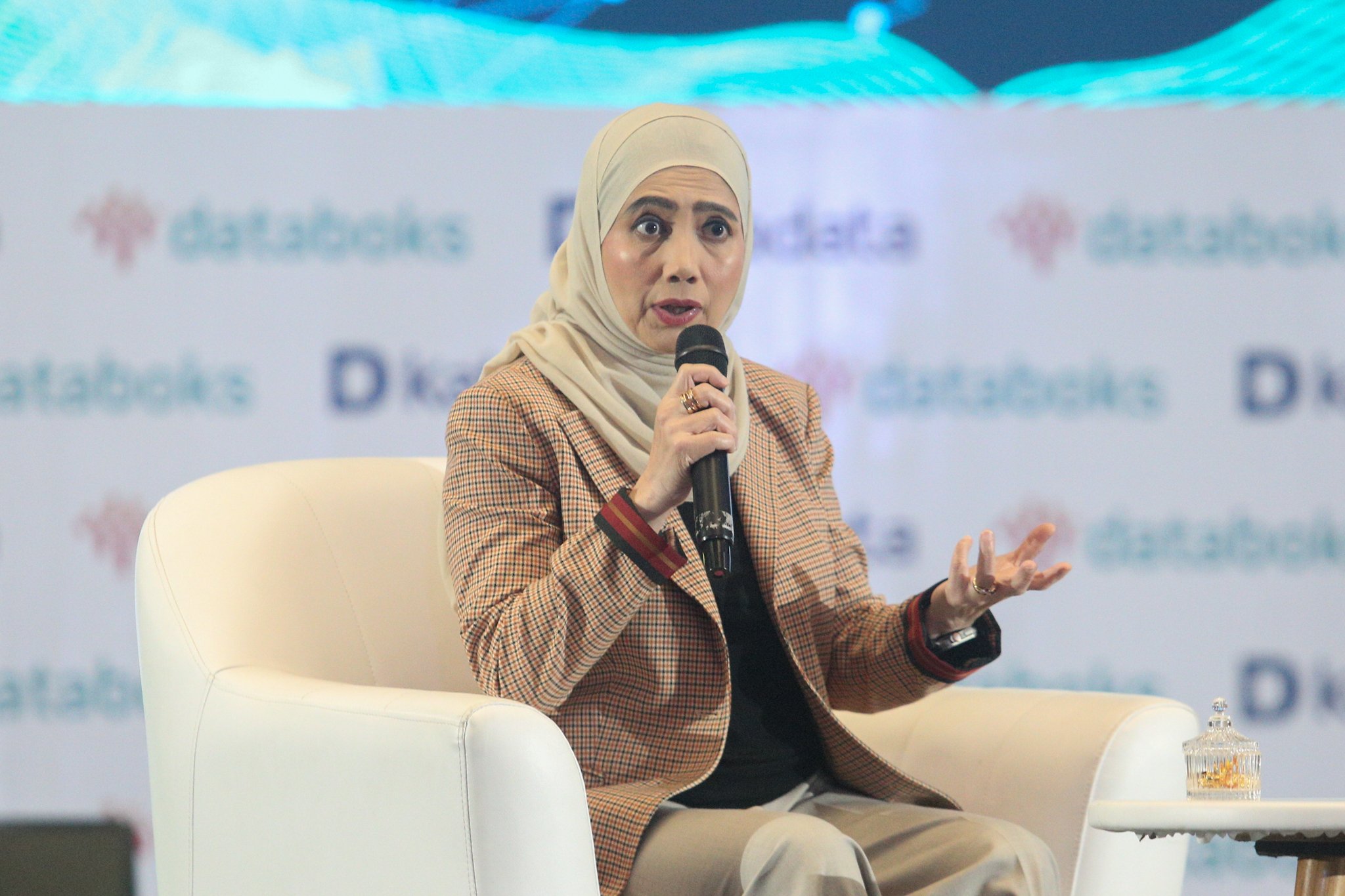 Co-Founder & Chief Operating Officer DOKU, Nabilah Alsagoff menyampaikan paparan pada Indonesia Data and Economic Conference (IDE) 2025 di Jakarta, Selasa (18/2/205). Forum yang mengangkat tema Data for Growth tersebut membahas mengenai bagaimana data dapat dimanfaatkan secara strategis untuk menciptakan inovasi dan mendorong pertumbuhan berkelanjutan. 