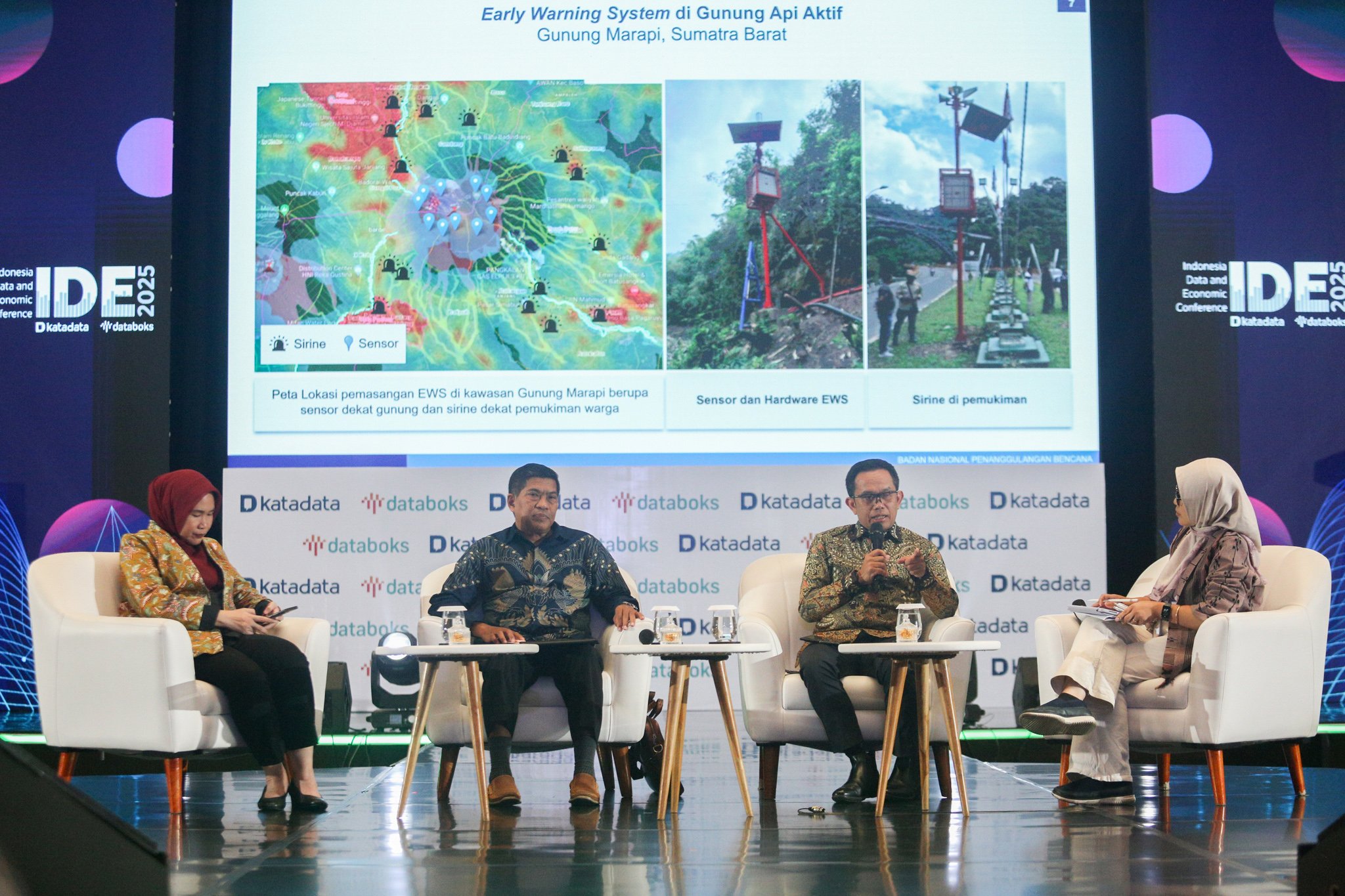 Head of the Center for Disaster Data, Information, and Communication BNPB, Abdul Muhari (kedua kanan) bersama Senior National Research and Innovation Agency (BRIN), Nuraini Rahma Hanifa (kanan), Academic Telkom University, Miftadi Sudjai (kedua kiri) dan Executive Director of Satu Data Indonesia, Dini Maghfirra (kiri) menyampaikan paparan pada Indonesia Data and Economic Conference (IDE) 2025 di Jakarta, Selasa (18/2/205). 