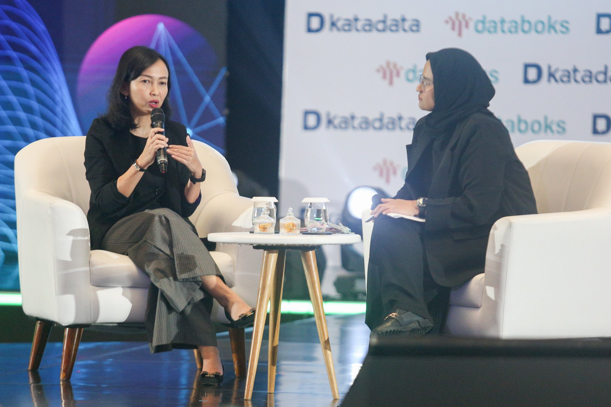 Corporate Secretary PT Unilever Indonesia Tbk, Padwestiana Kristanti (kiri) bersama Manager of Databoks by Katadata, Jamalianuri (kanan) menyampaikan paparan pada Indonesia Data and Economic Conference (IDE) 2025 di Jakarta, Selasa (18/2/205). Forum yang mengangkat tema Data for Growth tersebut membahas mengenai bagaimana data dapat dimanfaatkan secara strategis untuk menciptakan inovasi dan mendorong pertumbuhan berkelanjutan.