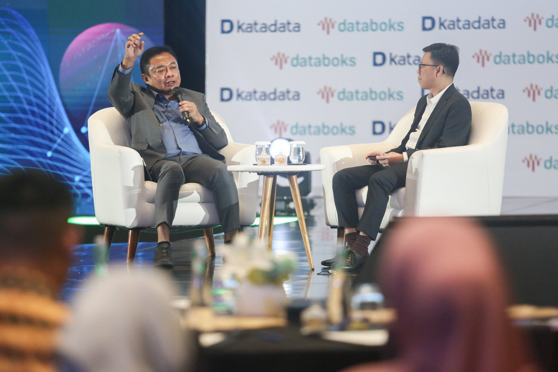 President Director of Telkom Indonesia, Ririek Adriansyah (kiri) bersama Co-founder & CEO Katadata, Metta Dharmasaputra (kanan) menyampaikan paparan pada Indonesia Data and Economic Conference (IDE) 2025 di Jakarta, Selasa (18/2/205). Forum yang mengangkat tema Data for Growth tersebut membahas mengenai bagaimana data dapat dimanfaatkan secara strategis untuk menciptakan inovasi dan mendorong pertumbuhan berkelanjutan.