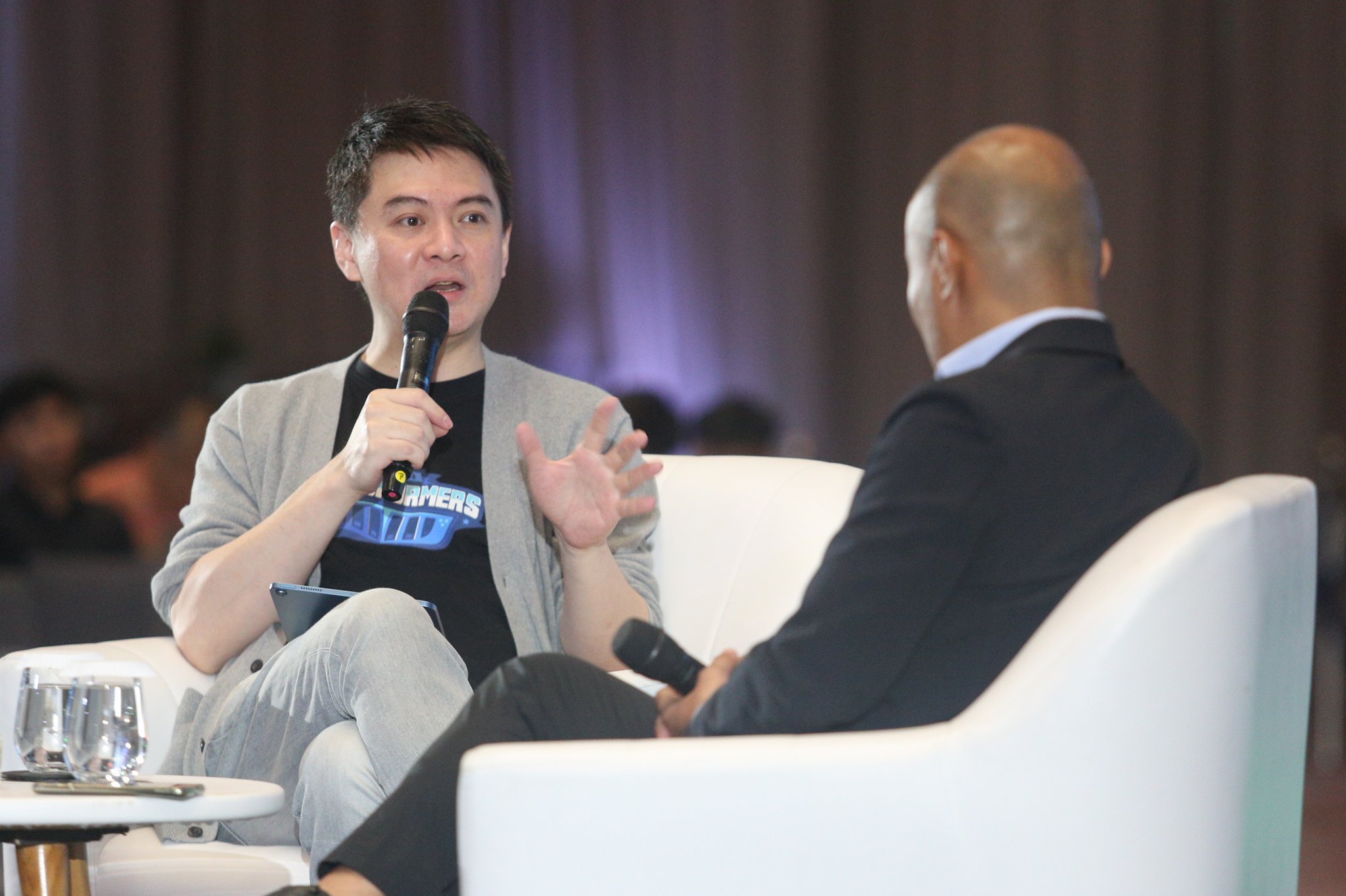CEO & Co-Founder of DANA Indonesia, Vince Iswara (kiri) menyampaikan paparan pada Indonesia Data and Economic Conference (IDE) 2025 di Jakarta, Selasa (18/2/205). Forum yang mengangkat tema Data for Growth tersebut membahas mengenai bagaimana data dapat dimanfaatkan secara strategis untuk menciptakan inovasi dan mendorong pertumbuhan berkelanjutan.