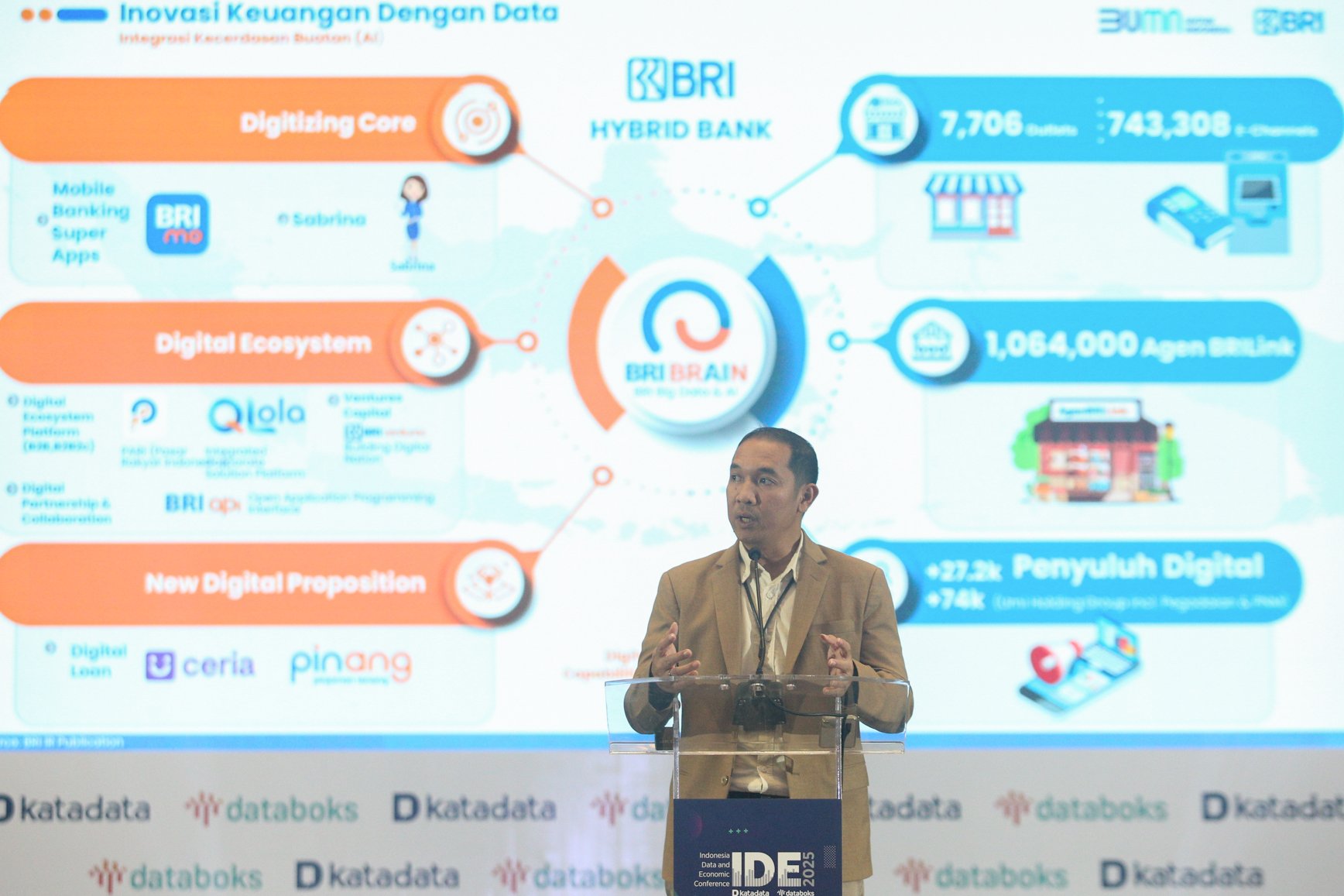 Head of Enterprise Data Management & Analytics PT Bank Rakyat Indonesia (Persero) Tbk, Ajutorius Pinem menyampaikan paparan pada Indonesia Data and Economic Conference (IDE) 2025 di Jakarta, Selasa (18/2/205). Forum yang mengangkat tema Data for Growth tersebut membahas mengenai bagaimana data dapat dimanfaatkan secara strategis untuk menciptakan inovasi dan mendorong pertumbuhan berkelanjutan.