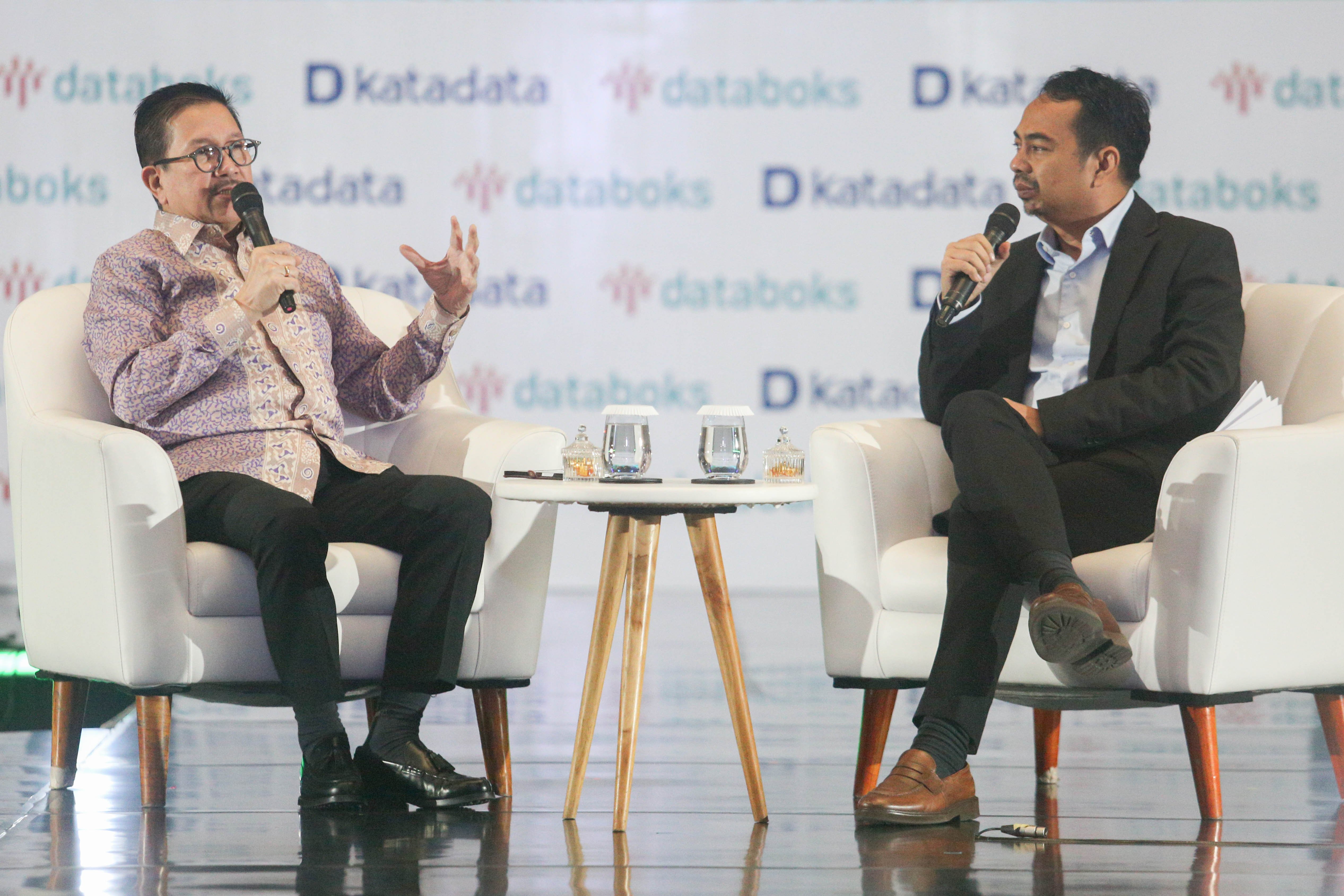 President Director of PT Freeport Indonesia, Tony Wenas (kiri) bersama Co-founder & COO of Katadata, Ade Wahyudi (kanan) menyampaikan paparan pada Indonesia Data and Economic Conference (IDE) 2025 di Jakarta, Selasa (18/2/205). Forum yang mengangkat tema Data for Growth tersebut membahas mengenai bagaimana data dapat dimanfaatkan secara strategis untuk menciptakan inovasi dan mendorong pertumbuhan berkelanjutan.
