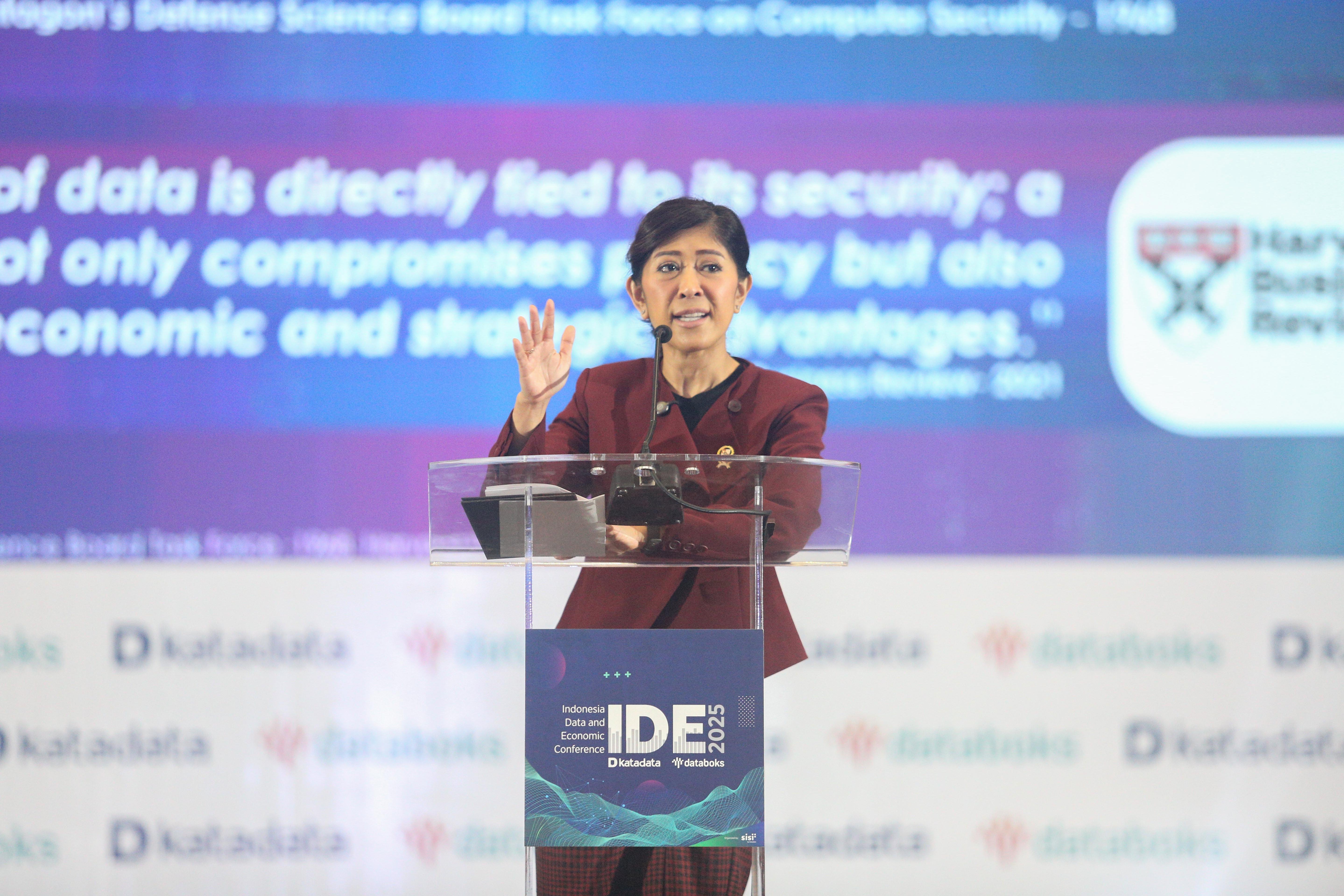 Menteri Komunikasi dan Digital (Menkomdigi), Meutya Hafid menyampaikan paparan pada Indonesia Data and Economic Conference (IDE) 2025 di Jakarta, Selasa (18/2/205). Forum yang mengangkat tema Data for Growth tersebut membahas mengenai bagaimana data dapat dimanfaatkan secara strategis untuk menciptakan inovasi dan mendorong pertumbuhan berkelanjutan. 