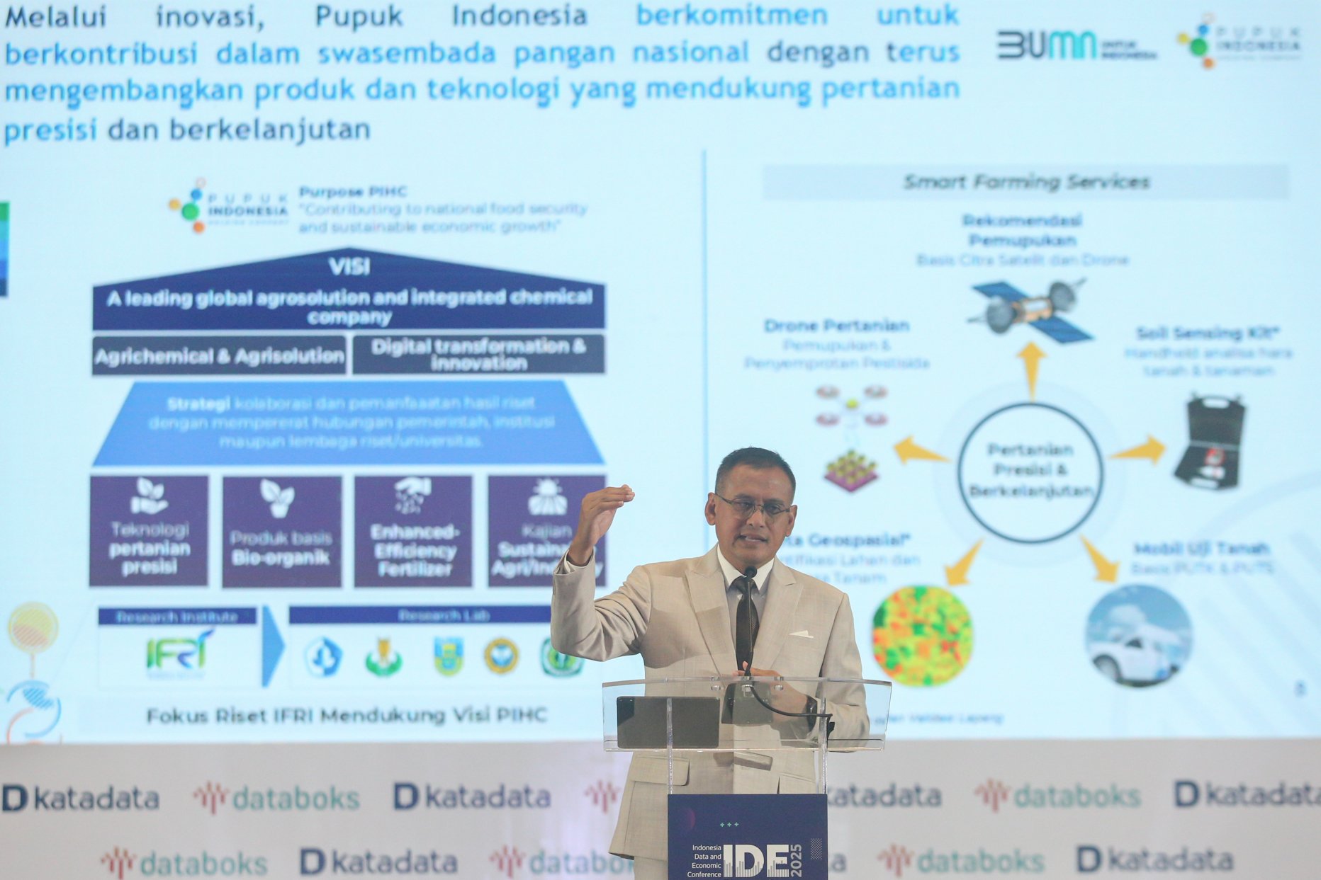 President Director of PT Pupuk Indonesia (Persero), Rahmad Pribadi menyampaikan paparan pada Indonesia Data and Economic Conference (IDE) 2025 di Jakarta, Selasa (18/2/205). Forum yang mengangkat tema Data for Growth tersebut membahas mengenai bagaimana data dapat dimanfaatkan secara strategis untuk menciptakan inovasi dan mendorong pertumbuhan berkelanjutan.