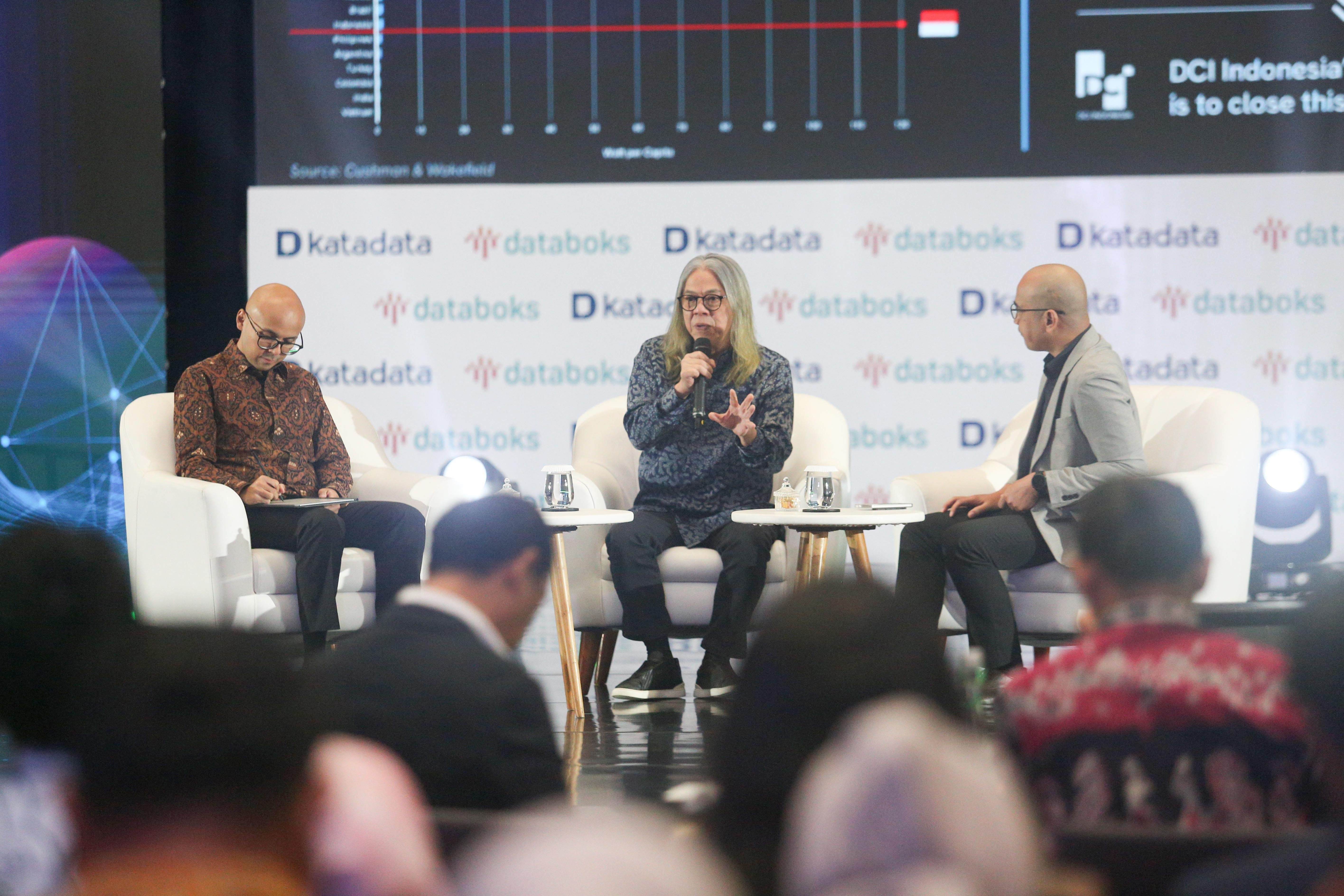 Founder & CEO of PT DCI Indonesia TBK, Otto Toto Sugiri (tengah) bersama Co-Founder, Chair of The Governing Board Yayasan Pendidikan Kader Bangsa Indonesia, Dirgayuza Setiawan (kiri) dan Expert Panel of Katadata Insight Center, Mulya Amri (kanan) menyampaikan paparan pada Indonesia Data and Economic Conference (IDE) 2025 di Jakarta, Selasa (18/2/205). 
