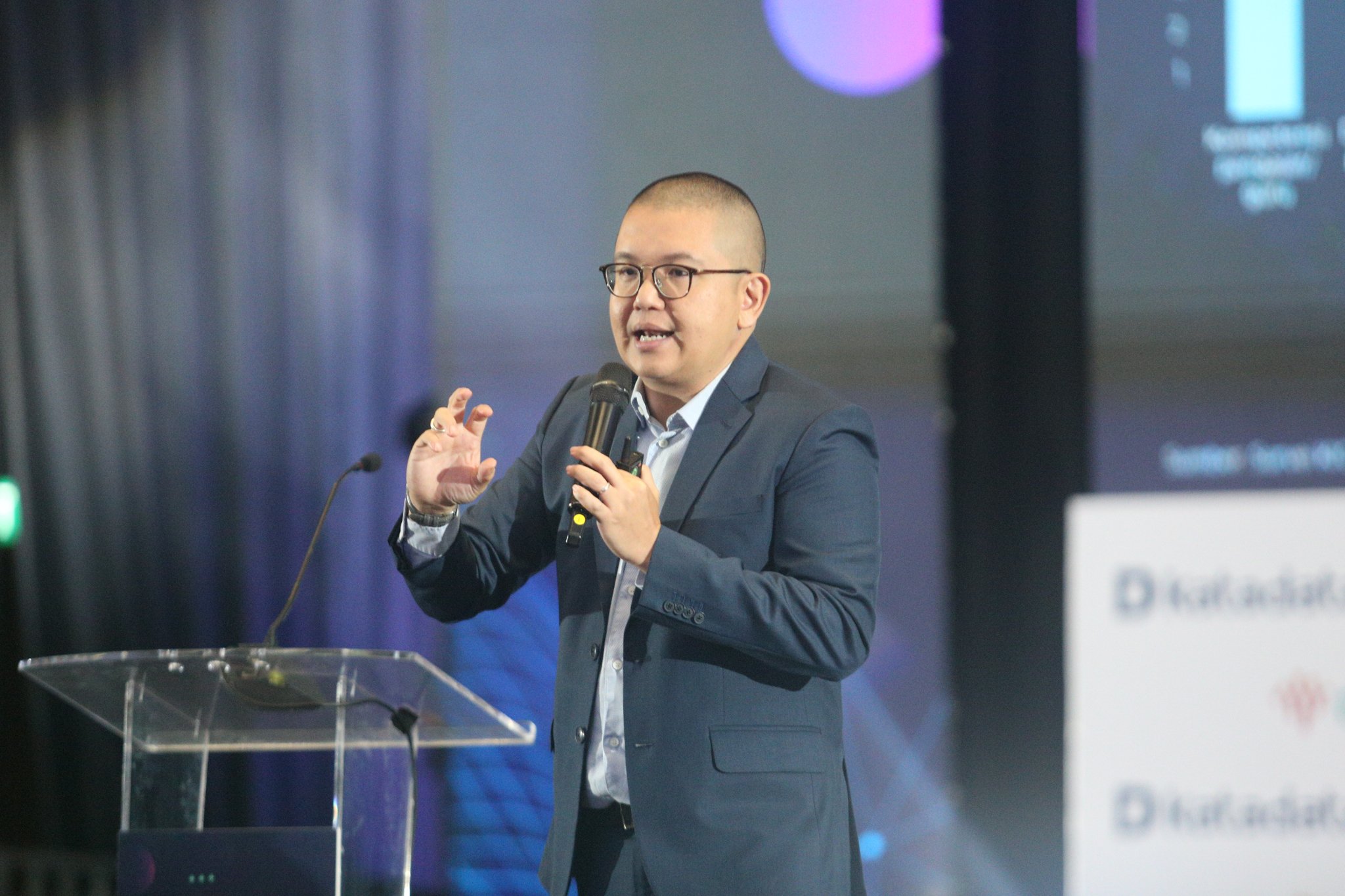Research Director of Katadata Insight Center, Gundy Cahyadi menyampaikan paparan pada Indonesia Data and Economic Conference (IDE) 2025 di Jakarta, Selasa (18/2/205). Forum yang mengangkat tema Data for Growth tersebut membahas mengenai bagaimana data dapat dimanfaatkan secara strategis untuk menciptakan inovasi dan mendorong pertumbuhan berkelanjutan.