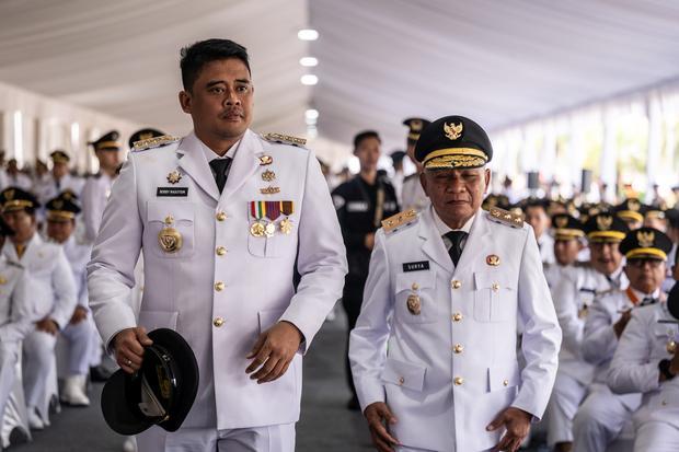 Gubernur dan Wakil Gubernur Provinsi Sumatera Utara Booby Nasution (kiri) dan Surya (kanan) berjalan untuk mengikuti kirab di Lapangan Silang Monas, Jakarta, Kamis (20/2/2025). Presiden Prabowo Subianto akan melantik secara serentak sebanyak 961 kepala daerah terpilih hasil Pilkada 2024 yang terdiri dari 33 gubernur dan 33 wakil gubernur, 363 bupati, 362 wakil bupati, 85 wali kota dan 85 wakil wali kota di Istana Kepresidenan.