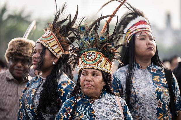 Warga pendukung kepala daerah terpilih dari Provinsi Papua Pegunungan mengunakan irate kepala khas Papua di Lapangan Silang Monas, Jakarta, Kamis (20/2/2025). Presiden Prabowo Subianto akan melantik secara serentak sebanyak 961 kepala daerah terpilih hasil Pilkada 2024 yang terdiri dari 33 gubernur dan 33 wakil gubernur, 363 bupati, 362 wakil bupati, 85 wali kota dan 85 wakil wali kota di Istana Kepresidenan.