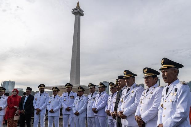 Sejumlah kepala daerah terpilih dari Provinsi Aceh bersiap mengikuti kirab di Lapangan Silang Monas, Jakarta, Kamis (20/2/2025). Presiden Prabowo Subianto akan melantik secara serentak sebanyak 961 kepala daerah terpilih hasil Pilkada 2024 yang terdiri dari 33 gubernur dan 33 wakil gubernur, 363 bupati, 362 wakil bupati, 85 wali kota dan 85 wakil wali kota di Istana Kepresidenan.