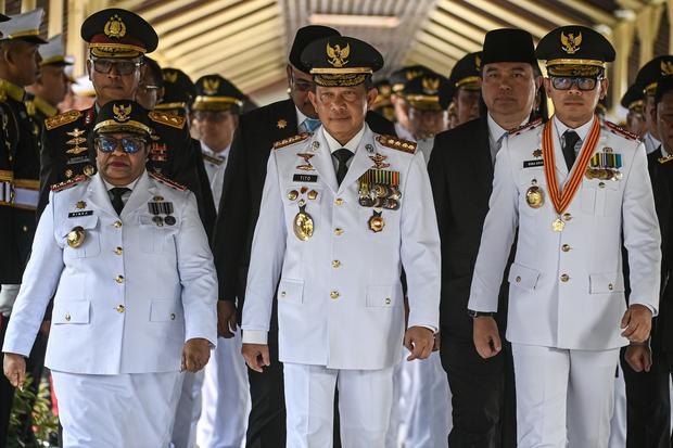 Menteri Dalam Negeri Muhammad Tito Karnavian (tengah) bersama Wakil Menteri Dalam Negeri Bima Arya Sugiarto (kedua kanan) dan Ribka Haluk (kiri) berjalan untuk mengikuti upacara pelantikan kepala daerah terpilih Pilkada serentak di kompleks Istana Kepresidenan, Jakarta, Kamis (20/2/2025). Presiden Prabowo Subianto akan melantik sebanyak 961 kepala daerah yang terdiri dari 33 gubernur dan 33 wakil gubernur, 363 bupati, 362 wakil bupati, 85 wali kota, dan 85 wakil wali kota.