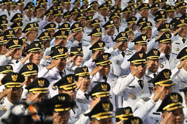 Sejumlah kepala daerah terpilih mengikuti upacara pelantikan di kompleks Istana Kepresidenan, Jakarta, Kamis (20/2/2025). Presiden Prabowo Subianto melantik sebanyak 961 kepala daerah yang terdiri dari 33 gubernur dan 33 wakil gubernur, 363 bupati, 362 wakil bupati, 85 wali kota, dan 85 wakil wali kota dalam upacara tersebut.