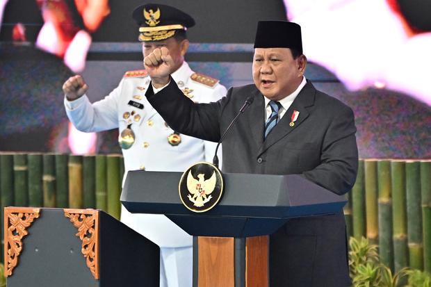 Presiden Prabowo Subianto (kanan) didampingi Mendagri Tito Karnavian menyampaikan pengarahan dalam upacara pelantikan kepala daerah terpilih di kompleks Istana Kepresidenan, Jakarta, Kamis (20/2/2025). Presiden Prabowo Subianto melantik 961 kepala daerah yang terdiri dari 33 gubernur dan 33 wakil gubernur, 363 bupati, 362 wakil bupati, 85 wali kota, dan 85 wakil wali kota dalam upacara tersebut.