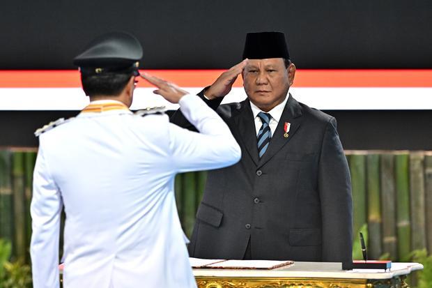 Presiden Prabowo Subianto (kanan) membalas hormat Wali Kota Manado Andre dalam upacara pelantikan di kompleks Istana Kepresidenan, Jakarta, Kamis (20/2/2025). Presiden Prabowo Subianto melantik 961 kepala daerah yang terdiri dari 33 gubernur dan 33 wakil gubernur, 363 bupati, 362 wakil bupati, 85 wali kota, dan 85 wakil wali kota dalam upacara tersebut.