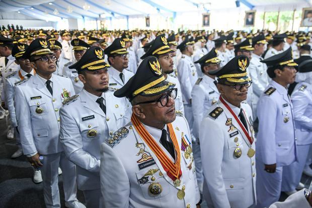 Sejumlah kepala daerah terpilih bersiap mengikuti upacara pelantikan di kompleks Istana Kepresidenan, Jakarta, Kamis (20/2/2025). Presiden Prabowo Subianto melantik 961 kepala daerah yang terdiri dari 33 gubernur dan 33 wakil gubernur, 363 bupati, 362 wakil bupati, 85 wali kota, dan 85 wakil wali kota dalam upacara tersebut.